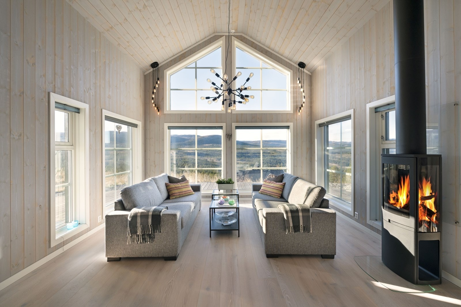 Hytta er bygget med god kvalitet på materialer og innredning. Planløsningen er godt gjennomtenkt med store rom. Galleribilde