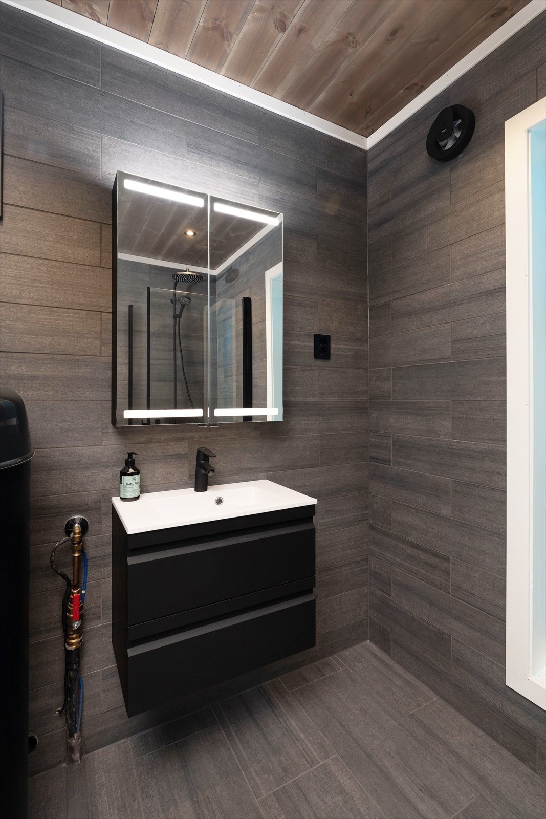 Tilsvarende baderomsinnredning som i hytta. Galleribilde