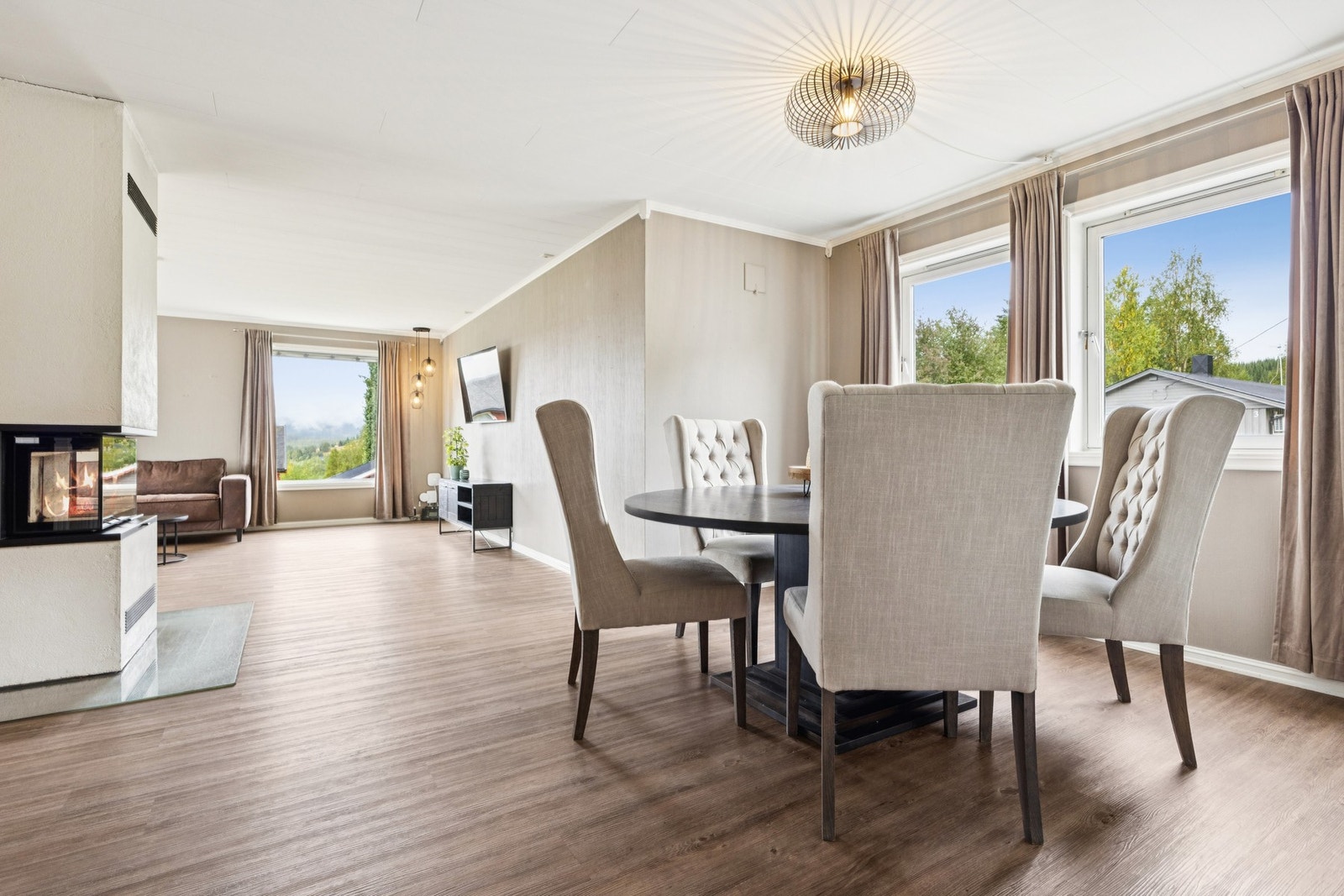 Boligen ble oppført i 1983 og har en god planløsning med praktiske løsninger. Galleribilde