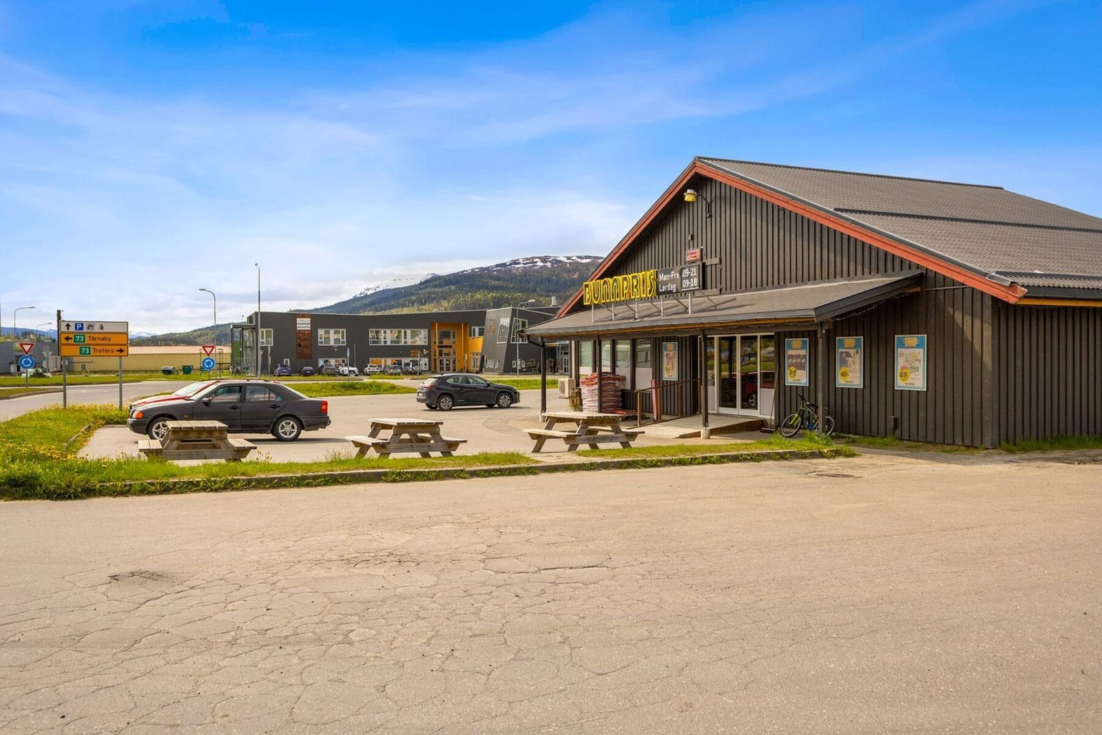 Du får dagligvarebutikker som Bunnpris og Coop Prix ca. 10 minutter fra boligen. Galleribilde