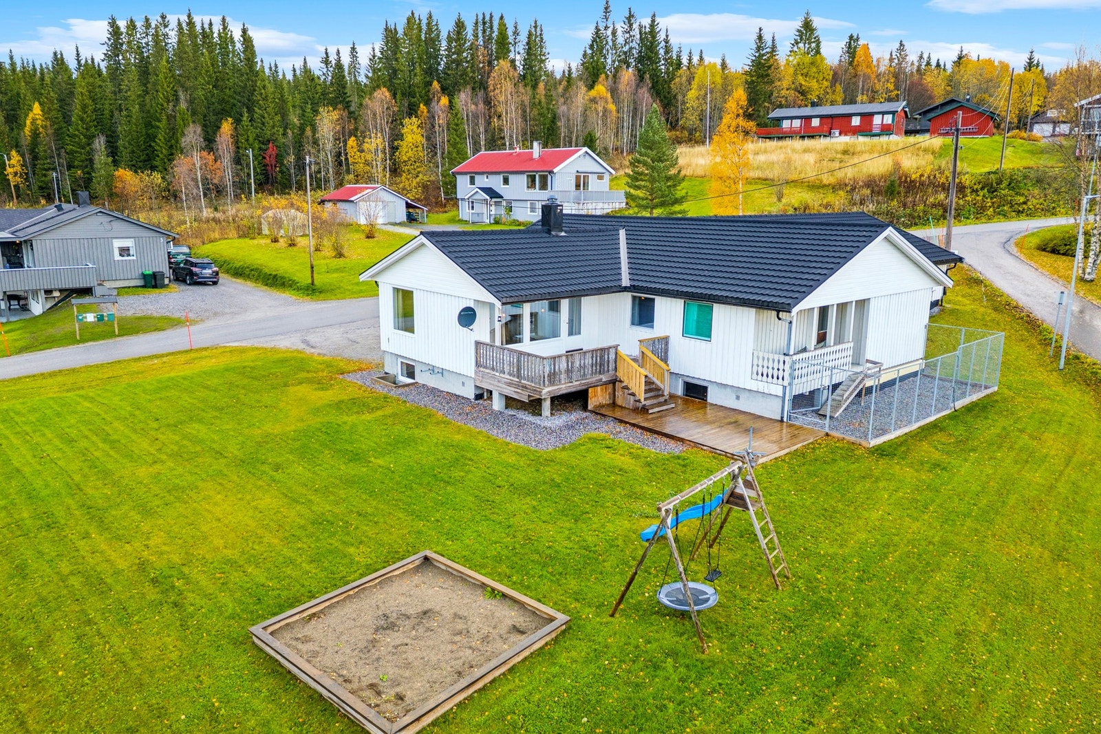 Velkommen til Granliveien 12 - en romslig og innholdsrik enebolig med fantastisk hage, utsikt og gode solforhold i naturskjønne Hattfjelldal. Galleribilde