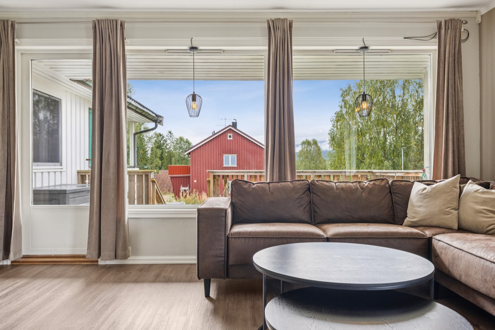 Eneboligen i 1. etasje oppvarmes med vedfyring, varmepumpe, samt elektrisk oppvarming. Galleribilde