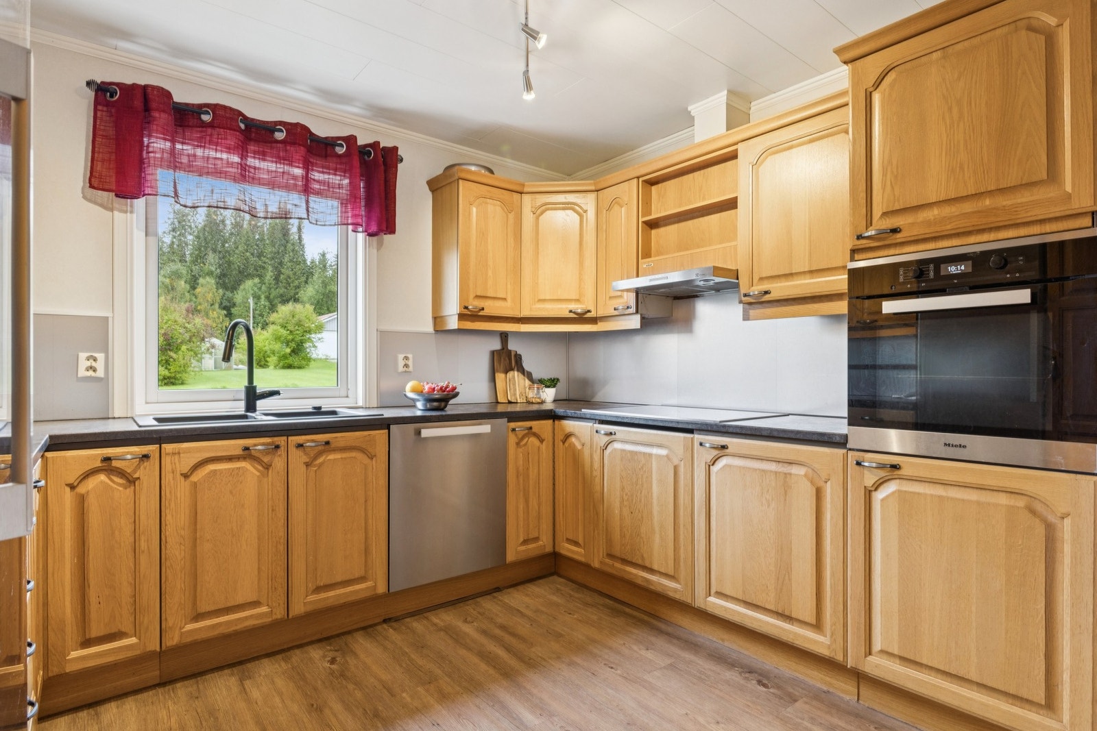 Kjøkkenet er av fin standard med normal bruksslitasje. Det er kjøkkenventilator med avtrekk ut. Galleribilde