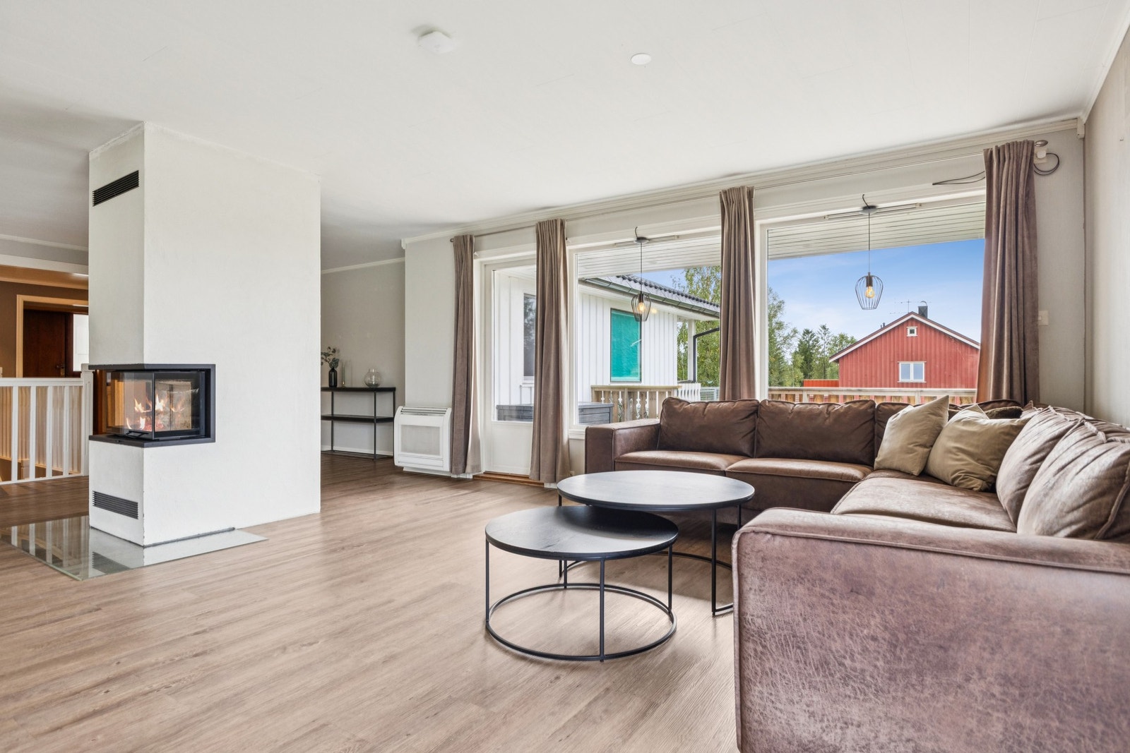 Her får du en lys og romslig stue med vedfyring - perfekt for koselige kvelder. Galleribilde