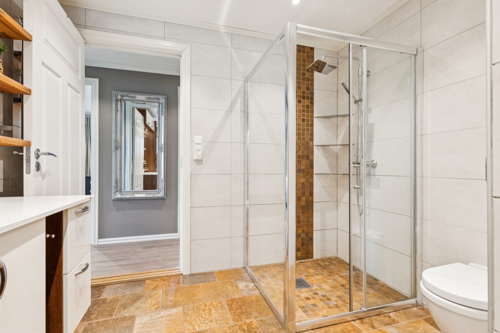 Badet har elektriske varmekabler og veggene har fliser, og gulvet er flislagt. Galleribilde