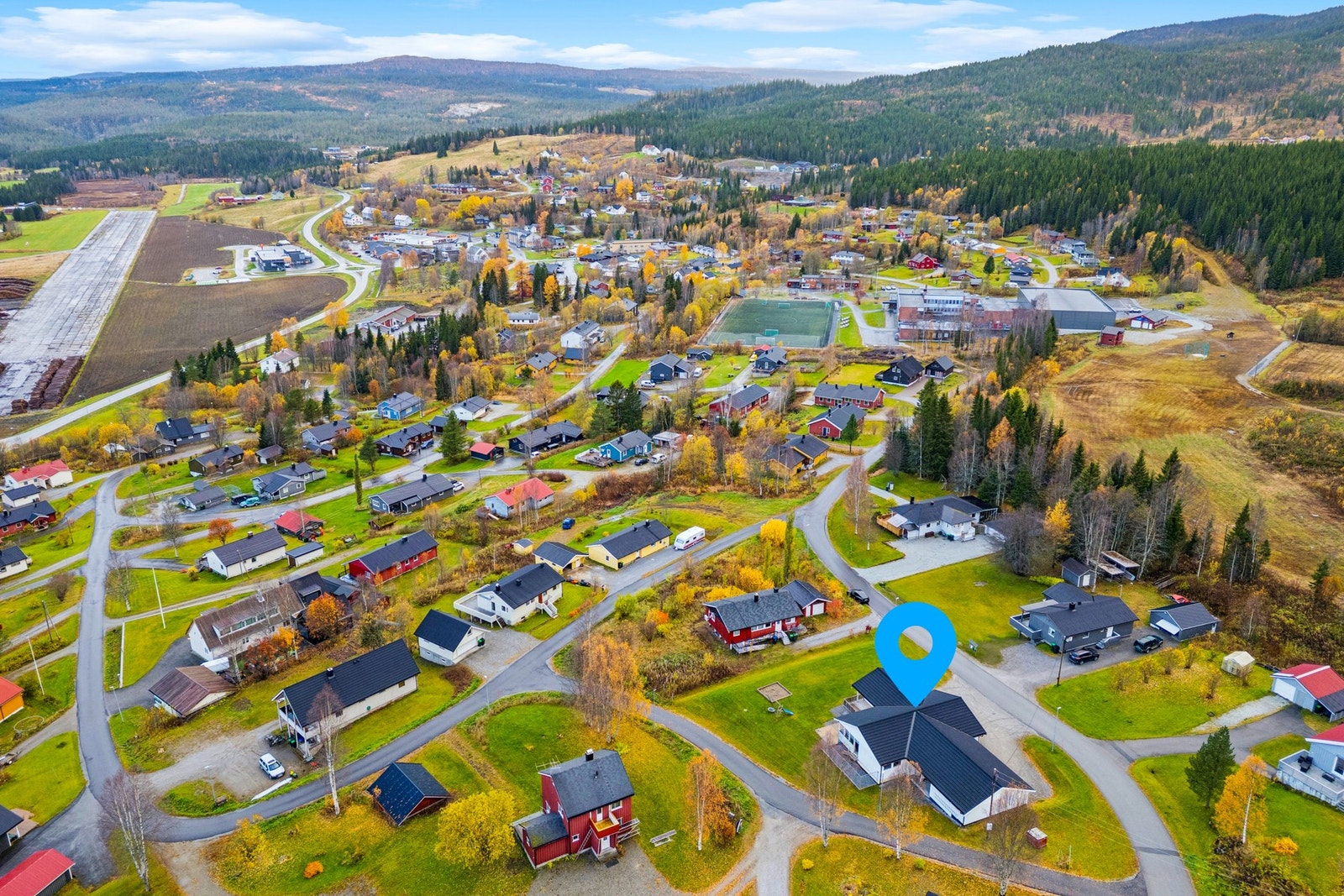 Enebolig med sentral beliggenhet i Hattfjelldal, i et rolig området/nabolag. Galleribilde