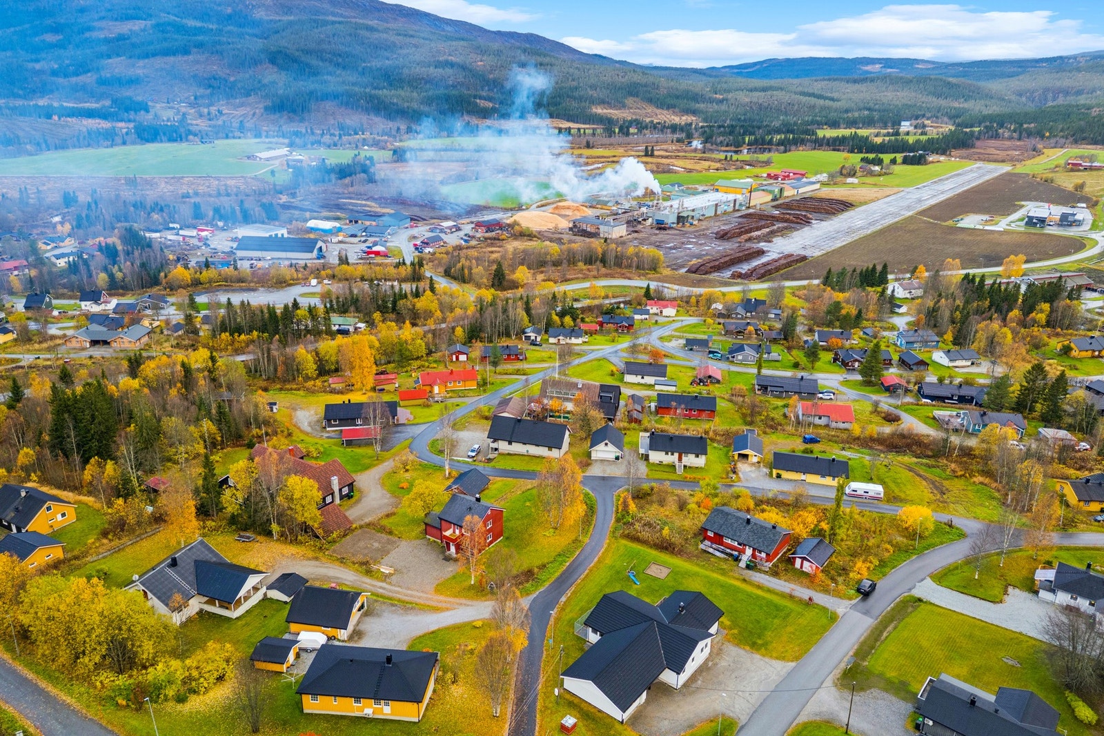 Det er variert og naturskjønt turterreng i Hattfjelldal som er omgitt av vakker natur. Her finner du merkede stier, toppturer og langstrakte ruter som passer både barnefamilier og erfarne turgåere. Galleribilde