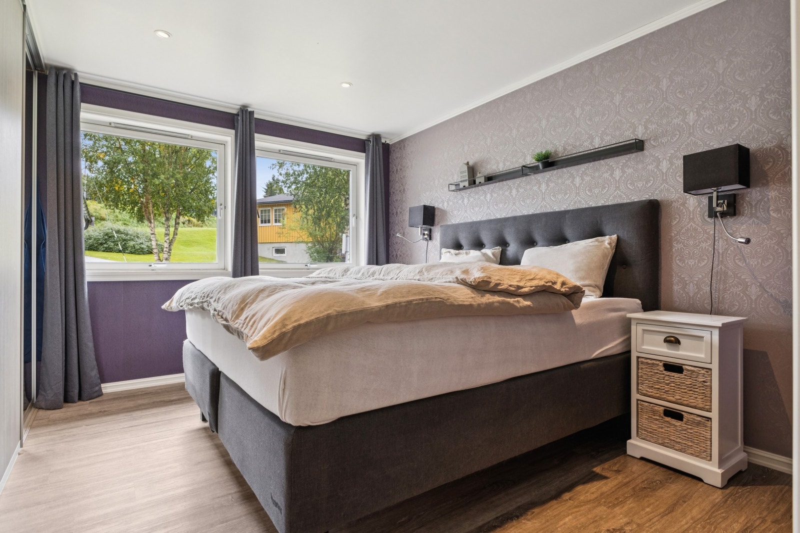 Lyst og romslig hovedsoverom med store vinduer, gir godt lys og en behagelig atmosfære. Galleribilde