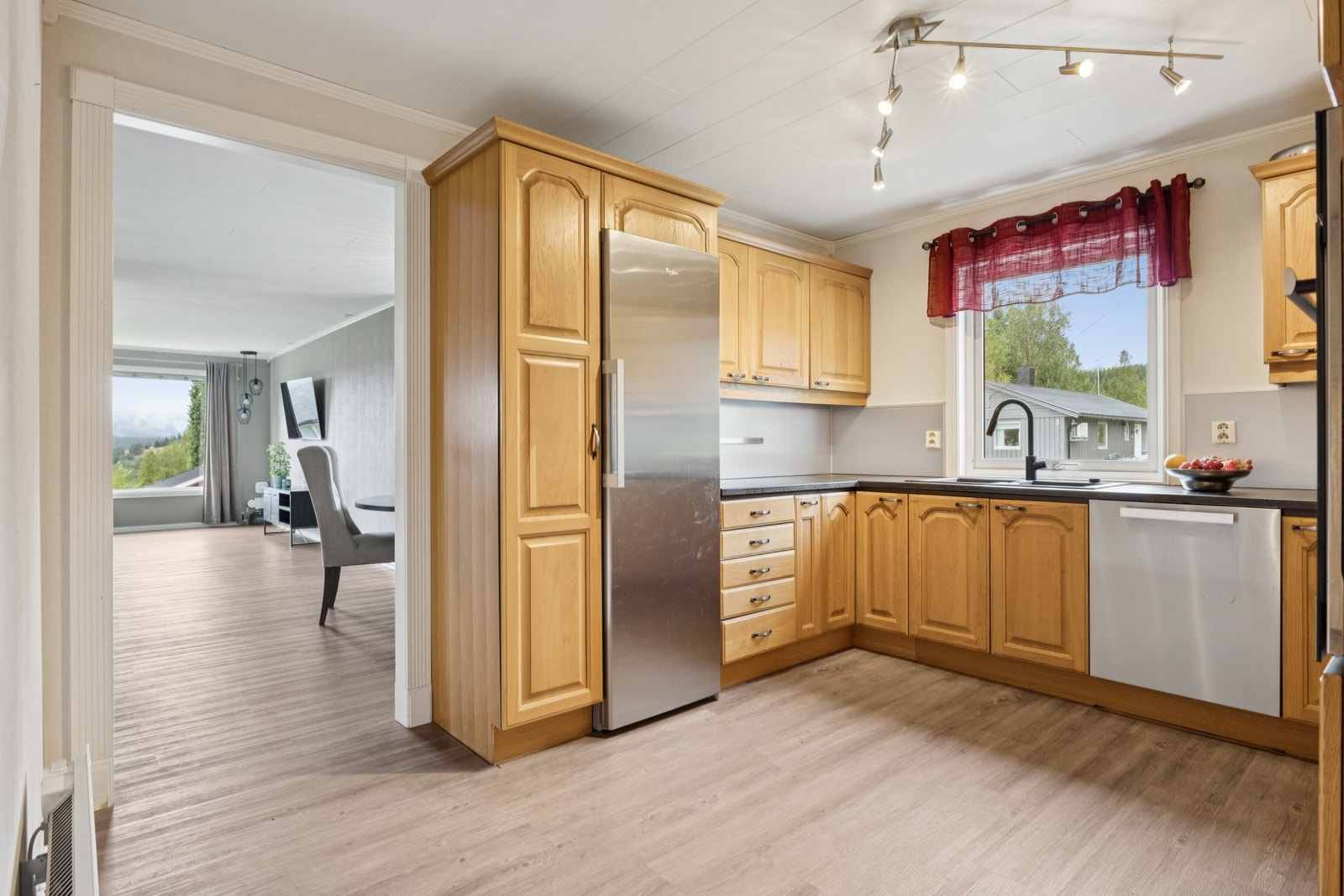 Kjøkkenet har innredning med profilerte heltre eikefronter. Vinduene ble utbyttet i 2014. Galleribilde