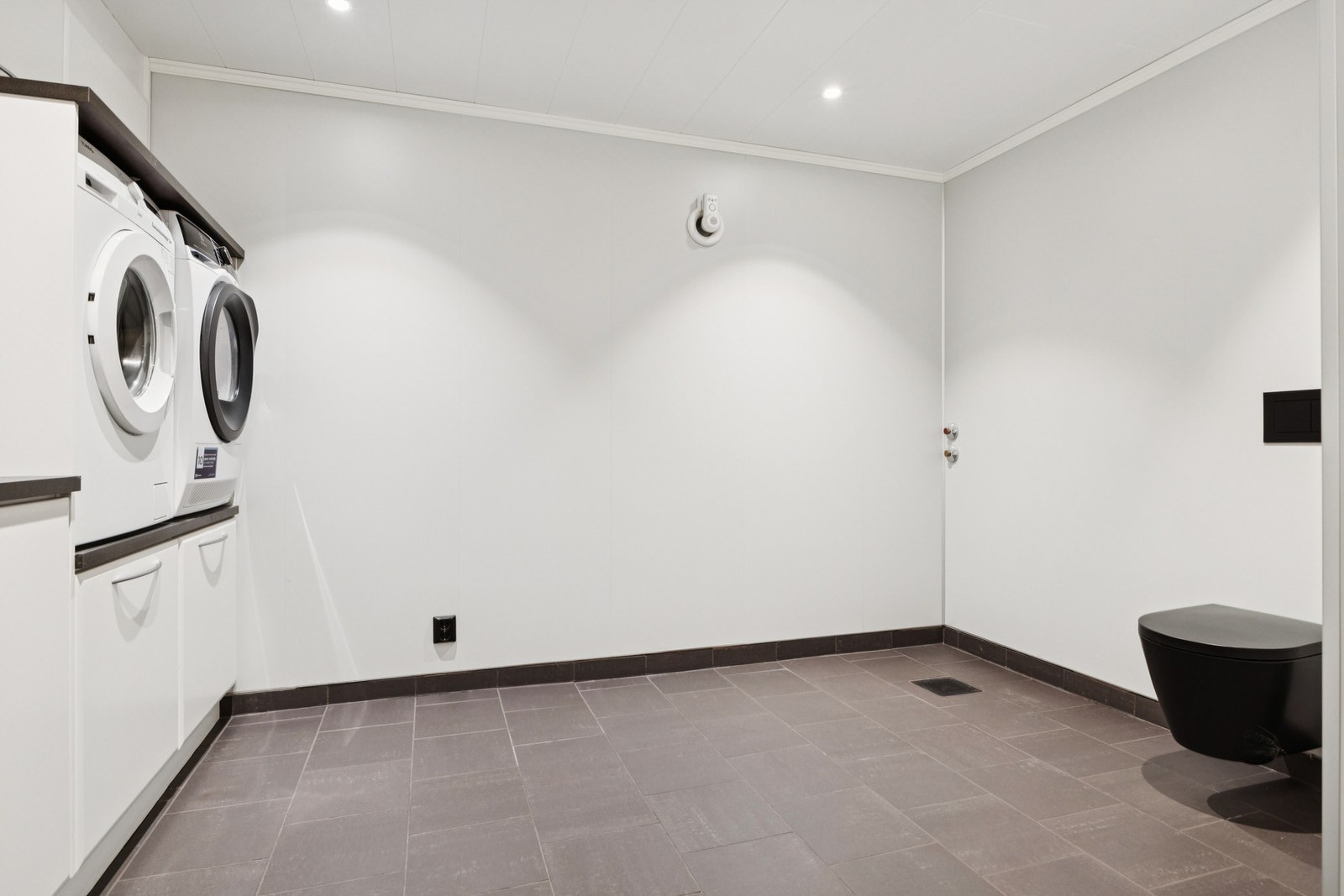 I kjelleren får du bad/vaskerom med vannbåren varme i gulv, og opplegg for vaskemaskin. Galleribilde