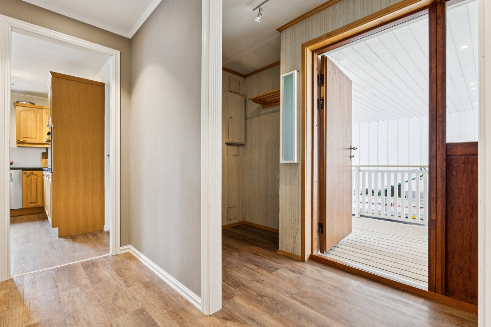 Inngangsparti 1. etasje - videre kjøkken til høyre for inngang. Galleribilde