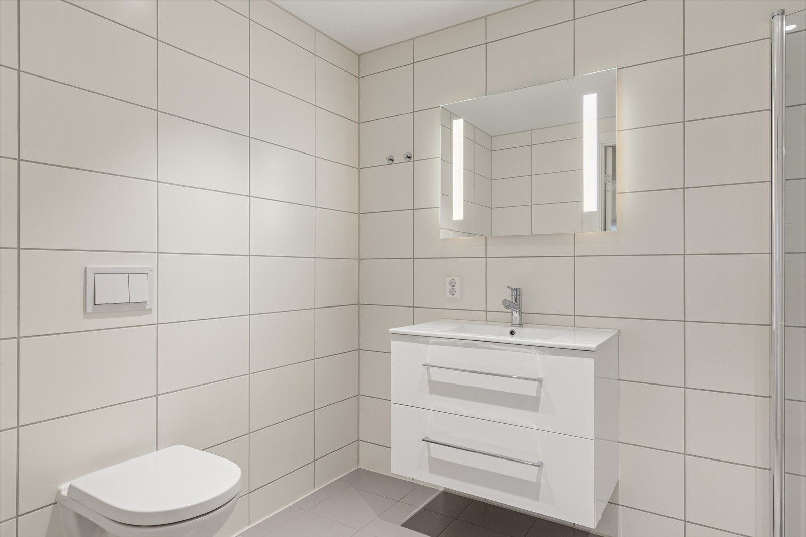 Flislagt baderom med varmekabler i gulvet. Galleribilde