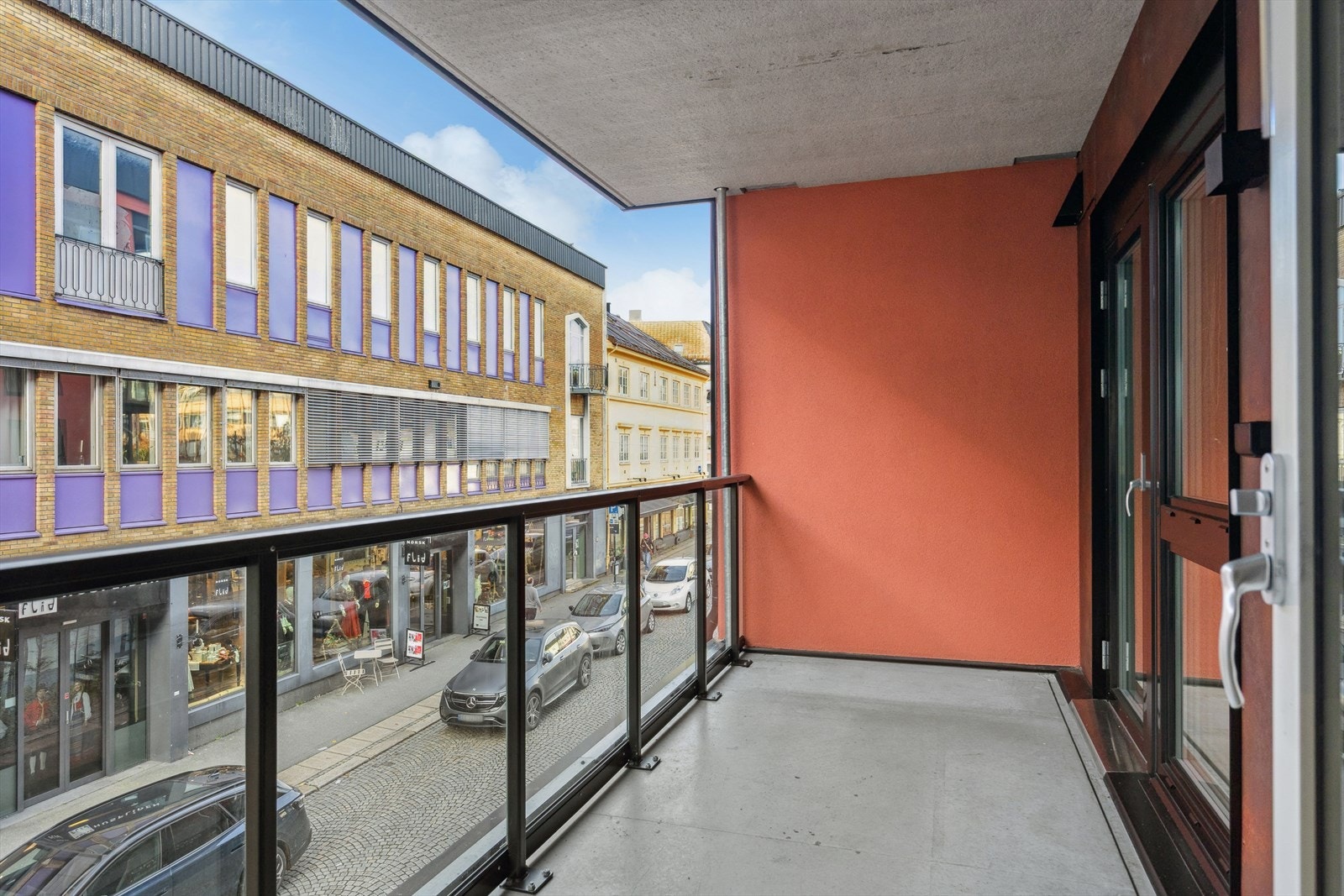 Utgang til balkongen både fra stuen og fra det ene soverommet. Galleribilde