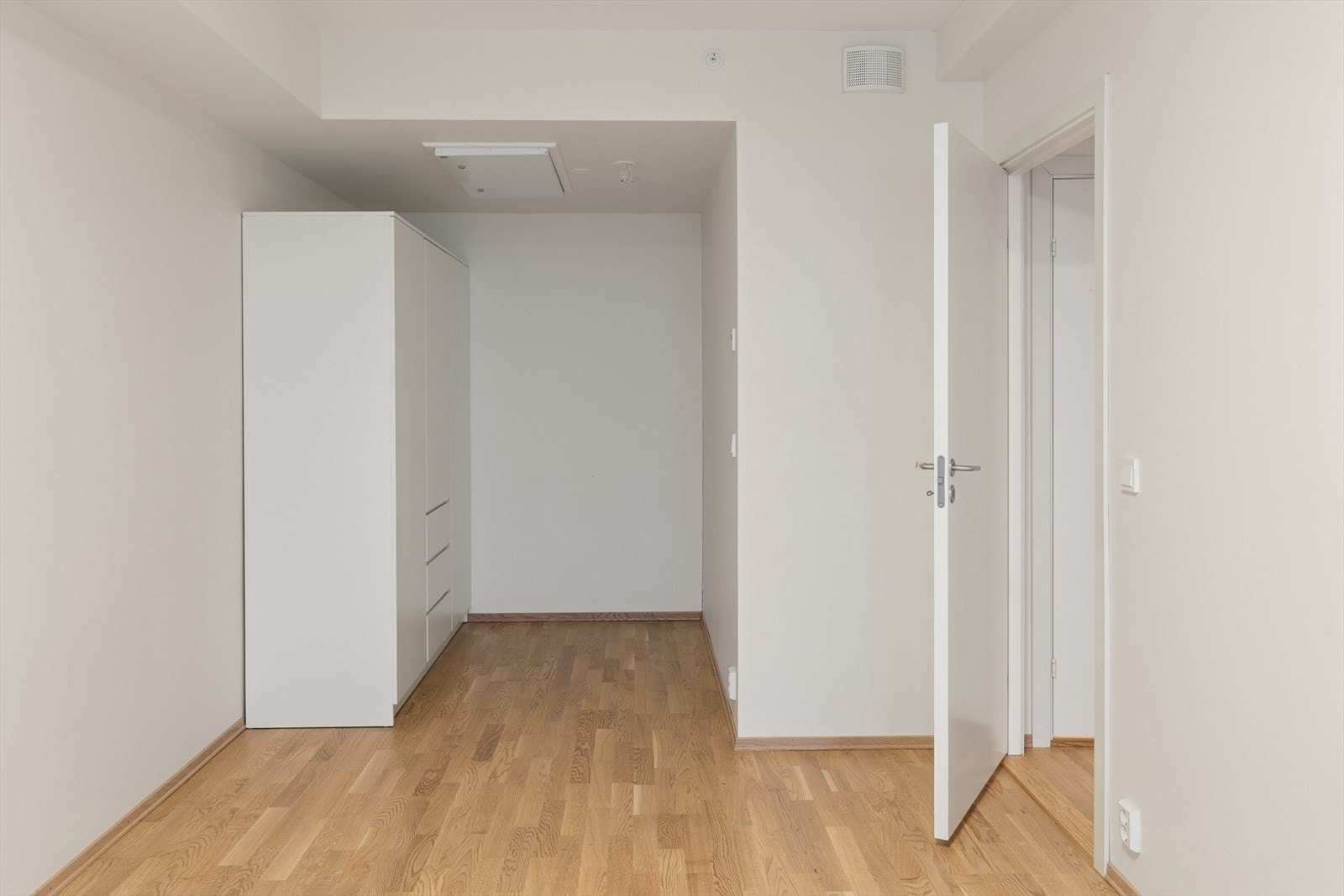 Godt med garderobeskap i hovedsoverommet. Galleribilde