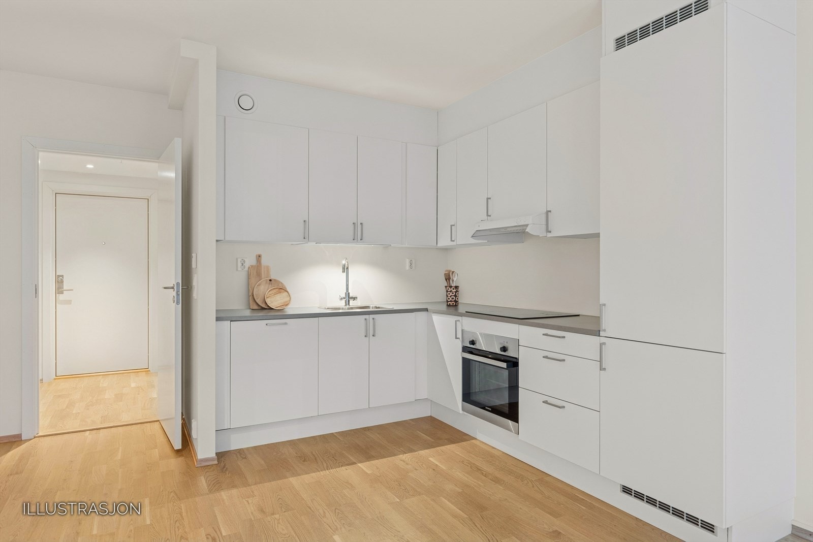 Kjøkkenet har rikelig skapplass og gode benkeplater som gir både praktisk arbeidsområde og god lagringskapasitet. Galleribilde