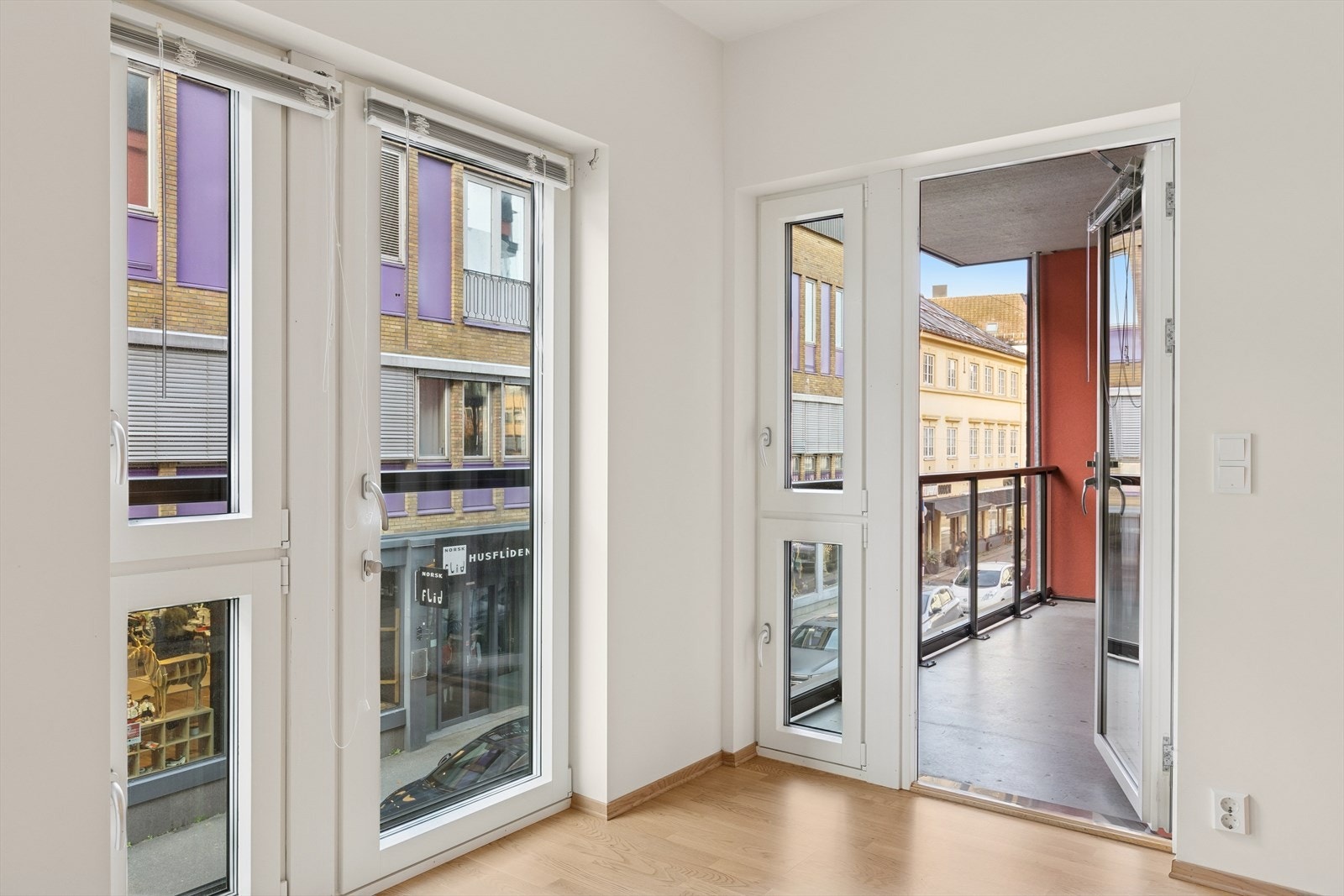 Vinduene i stuen slipper inn godt med naturlig lys. Galleribilde