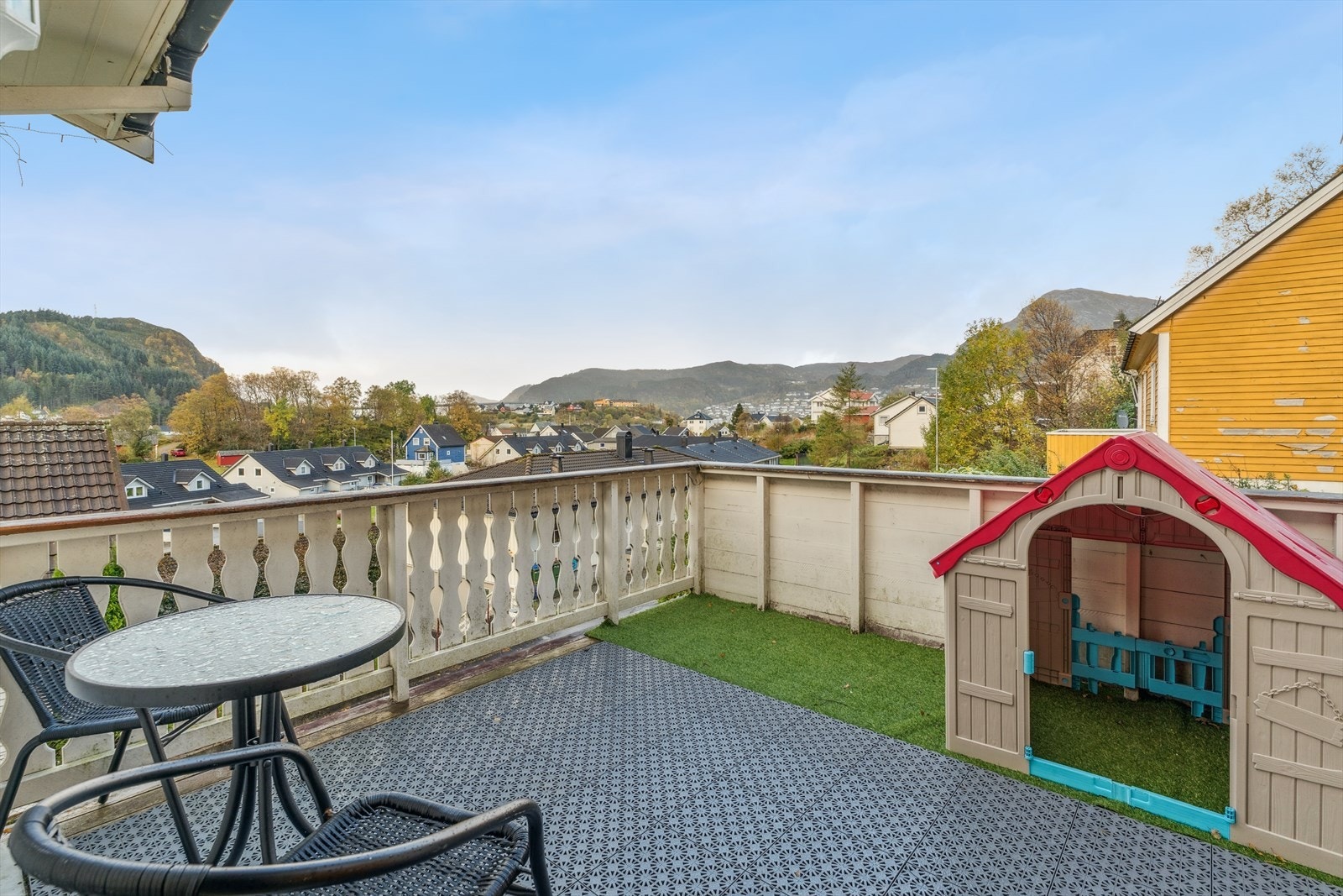 Fra stuen er det utgang til terrasse med gode solforhold Galleribilde