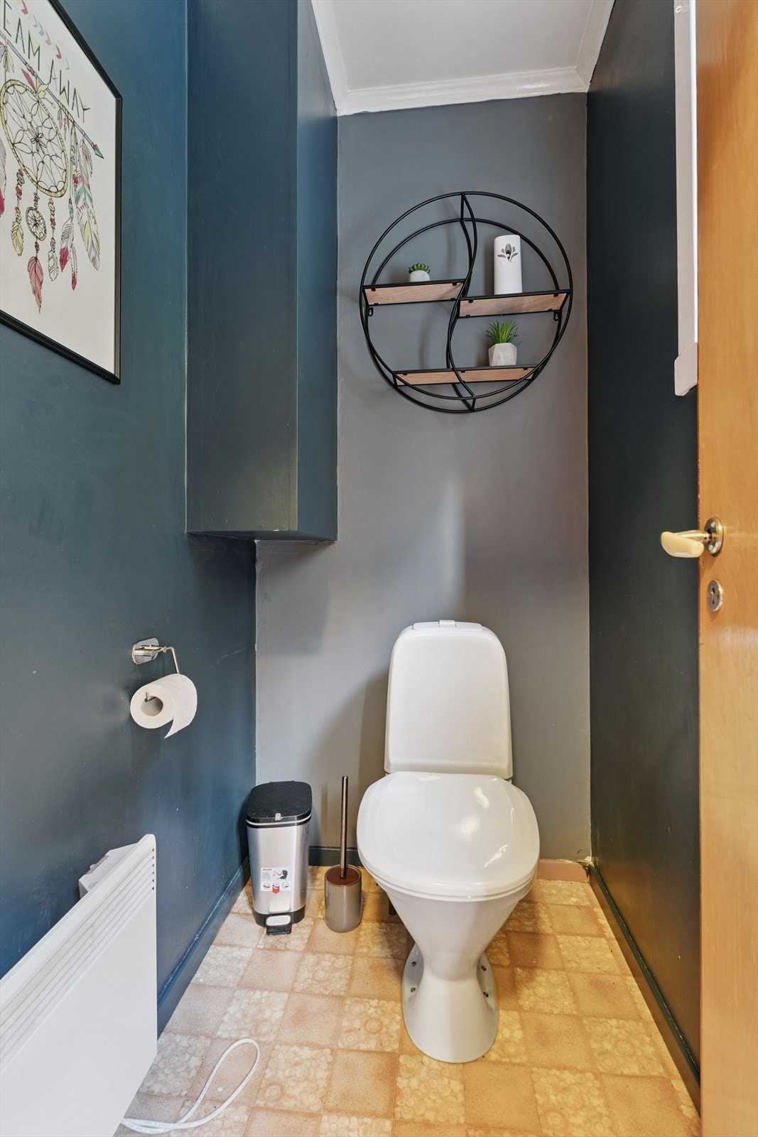 Separat toalett vegg i vegg med bad Galleribilde