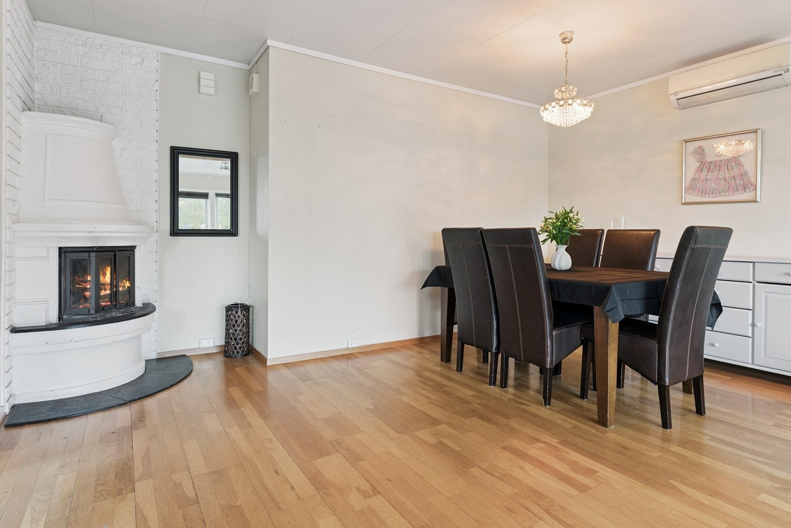 Peis i stuen, samt varmepumpe Galleribilde