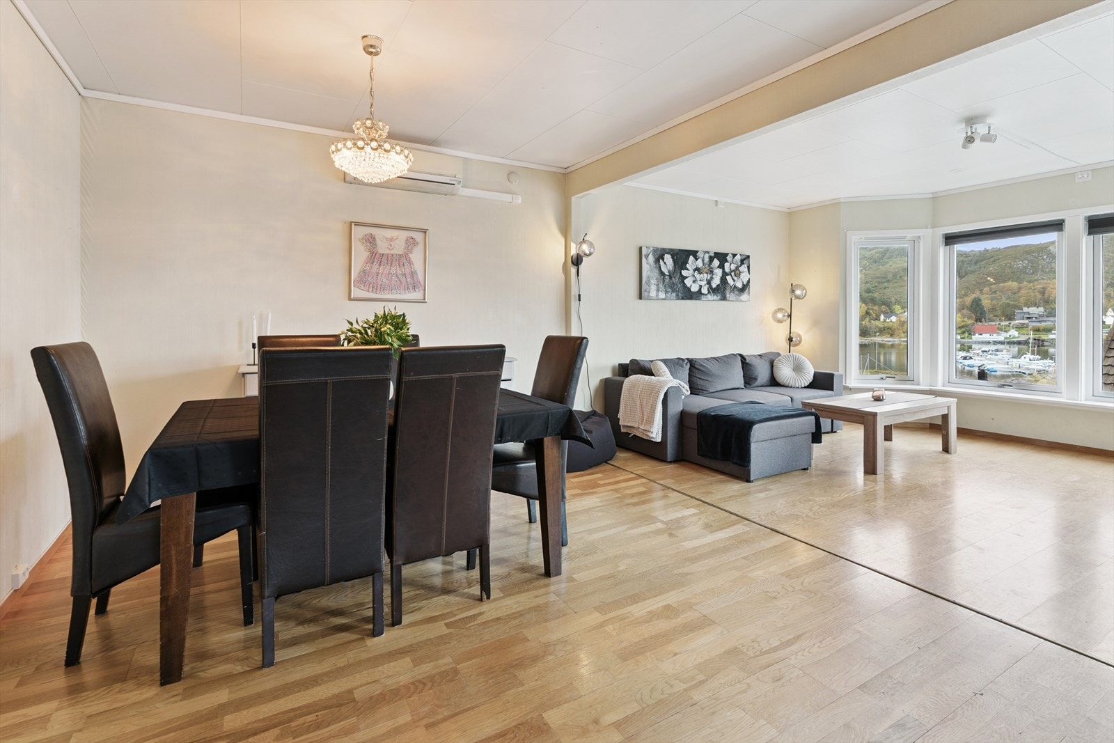 Stuen er av god størrelse med plass til sofagruppe og stor spisestue Galleribilde