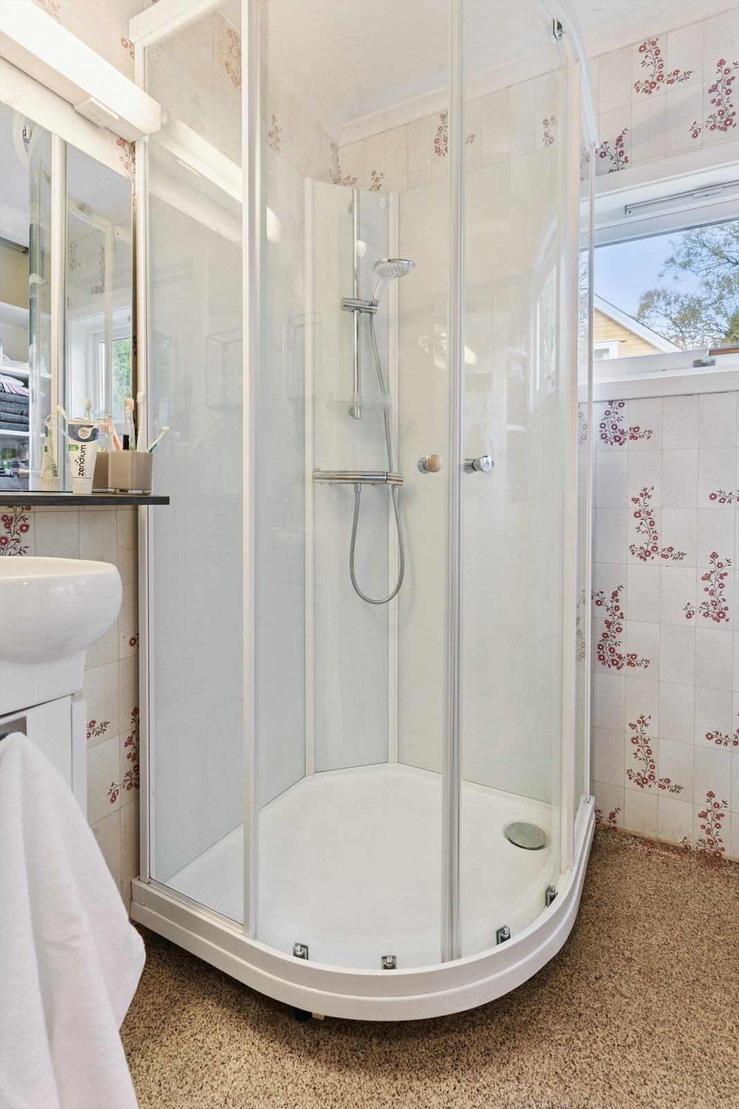 Bad med dusjkabinett og servant Galleribilde