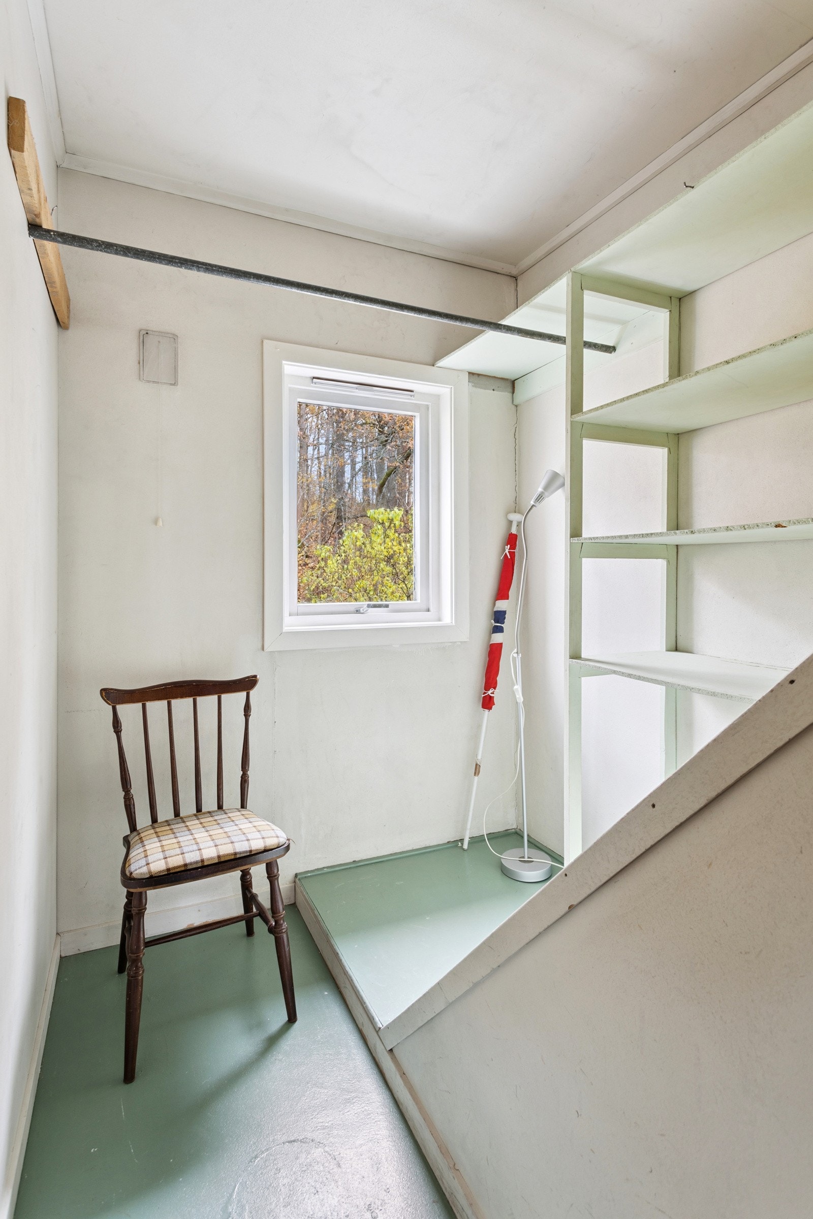 Adskilt rom over trappen i 2. etg med noe lagringsplass. Galleribilde