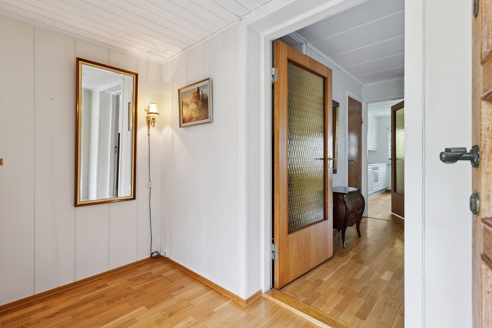 Romslig entré med god plass til å henge av seg yttertøy mm. Galleribilde