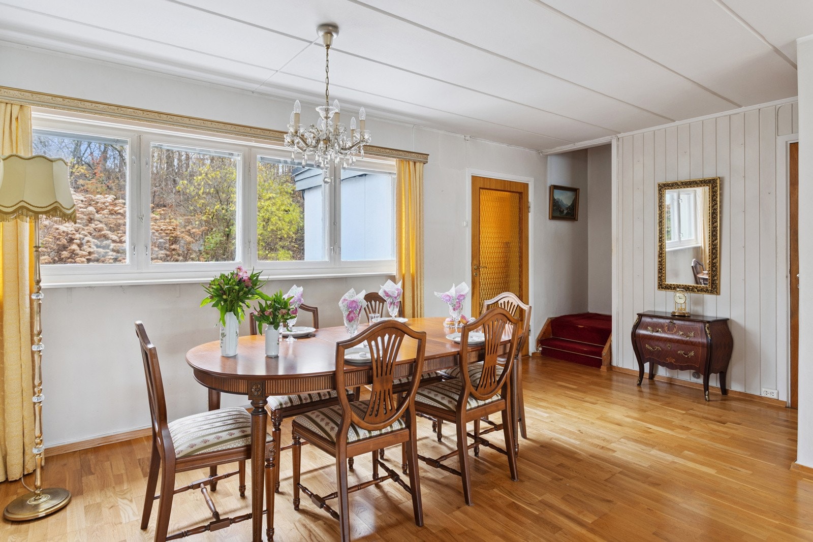 God plass til spisebord for hyggelige sammenkomster. Galleribilde