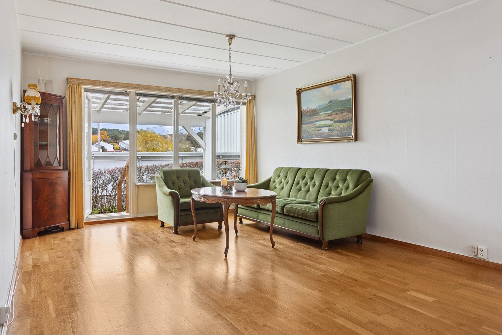 Direkte adkomt til skjermet terrasse og hage fra stue. Galleribilde