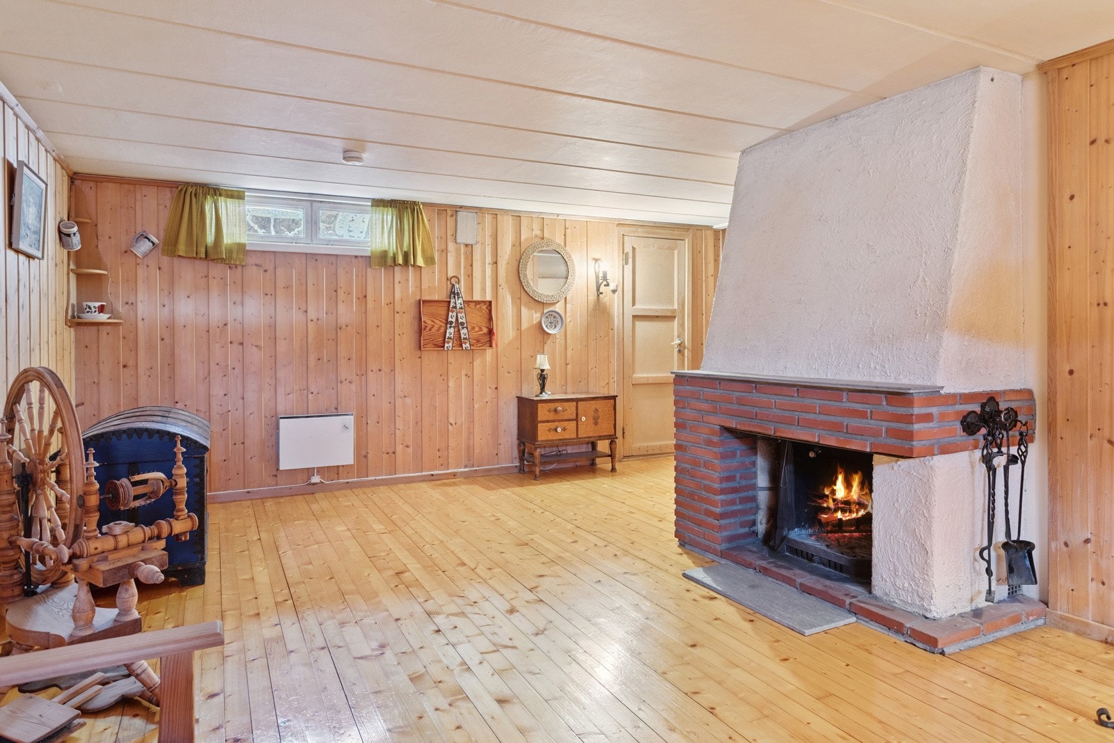 Kjellerstue med peis. Galleribilde