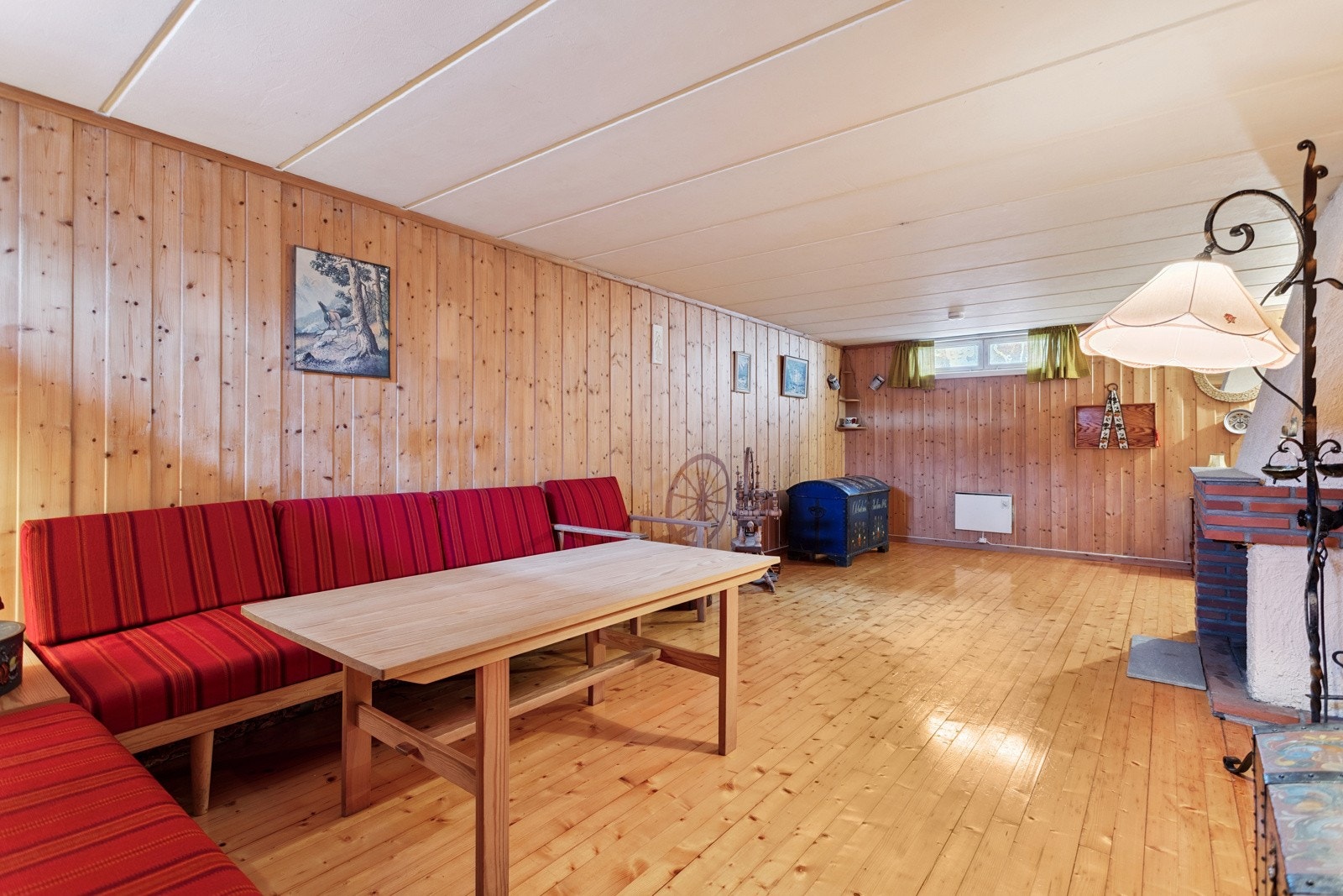 Romslig og fin kjellerstue med små vinduer for noe lysinnslipp. Galleribilde