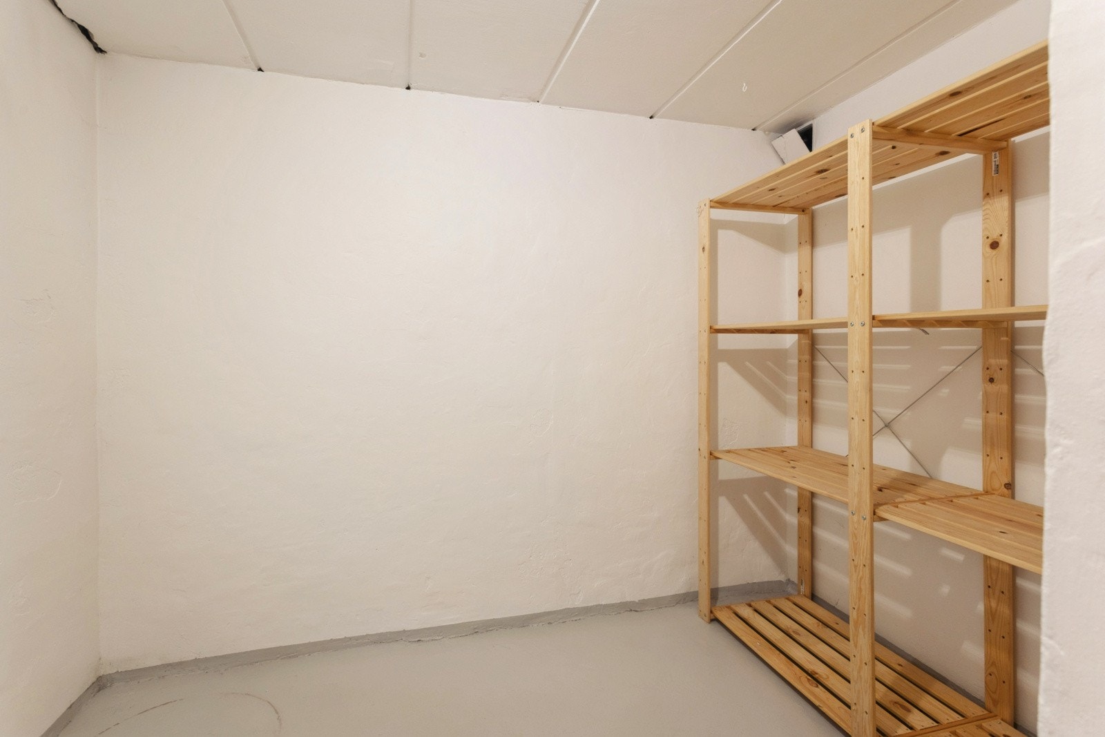 Det er godt med lagrinsplass til boligen, blant annet to boder i underetasjen. Galleribilde