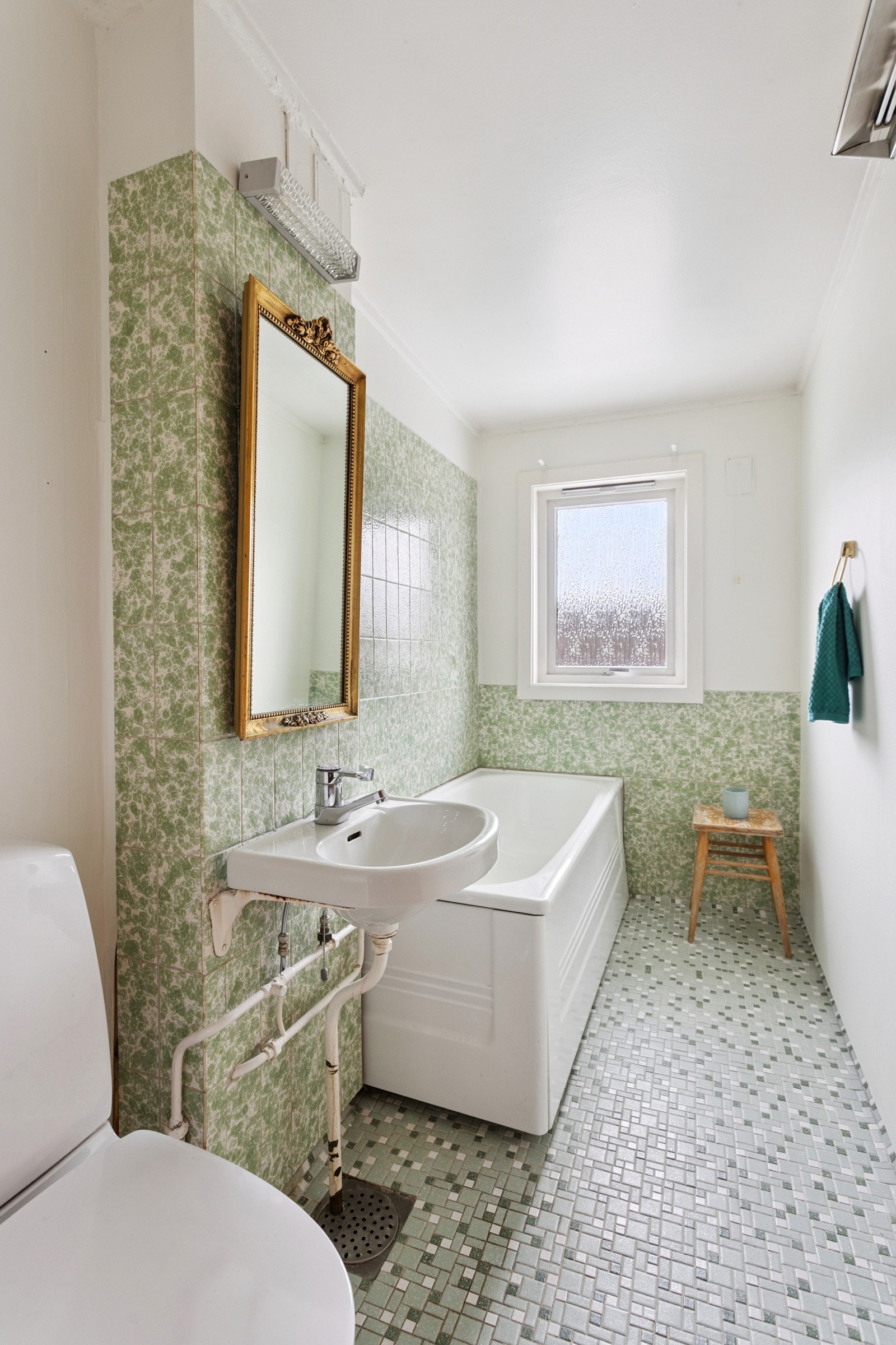 I 2. etg ligger badet. Vaskerom med plass til vaskemaskin mm er i underetasjen. Galleribilde