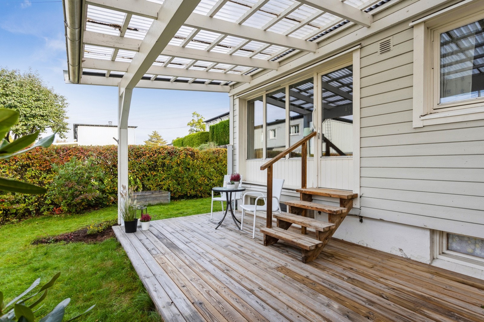 Fin hagedel med 16 kvm terrasse og store gressarealer. Galleribilde