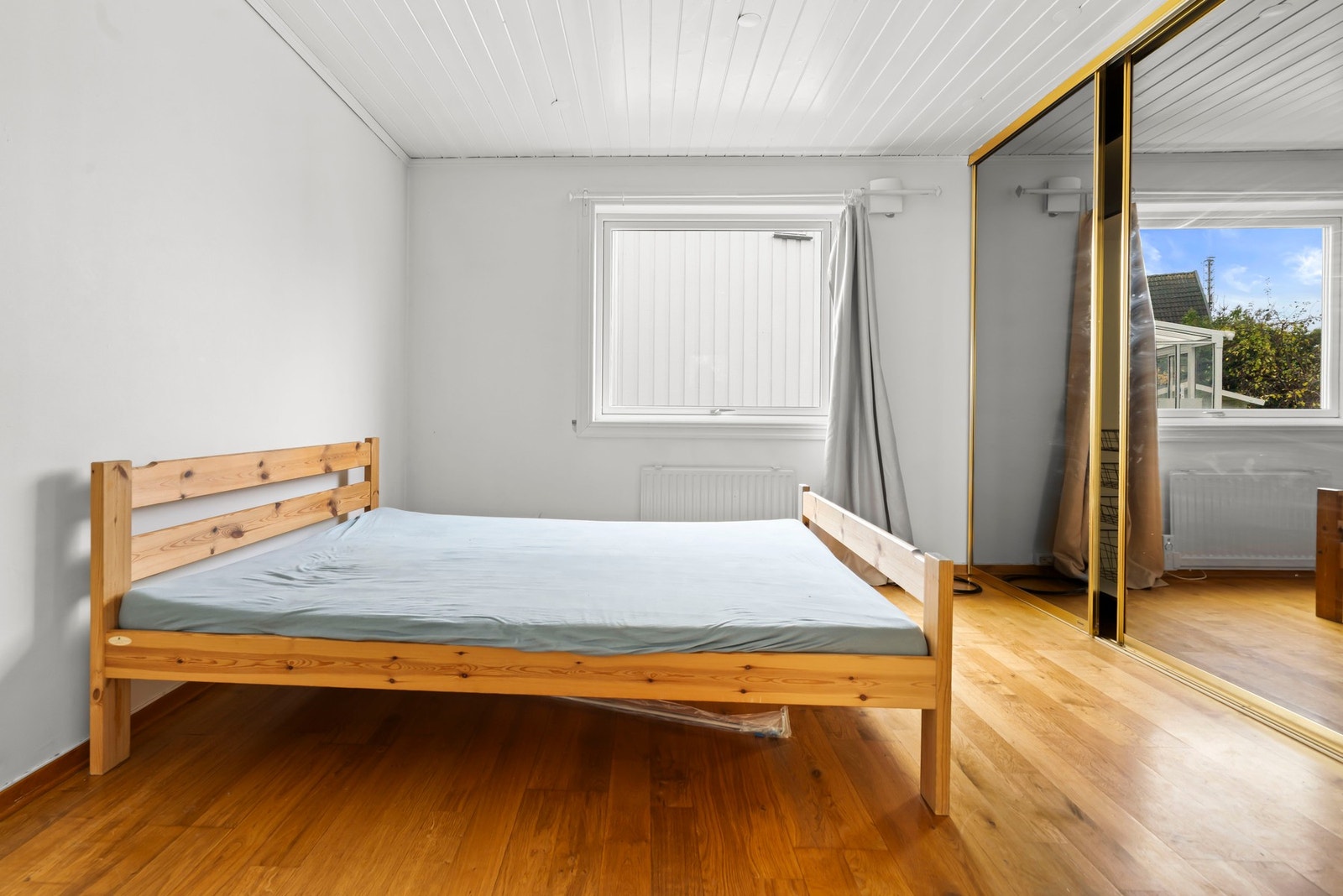 Soverom 1 har god integrert oppbevaringsplass med dyp skyvedørsgarderobe. Galleribilde