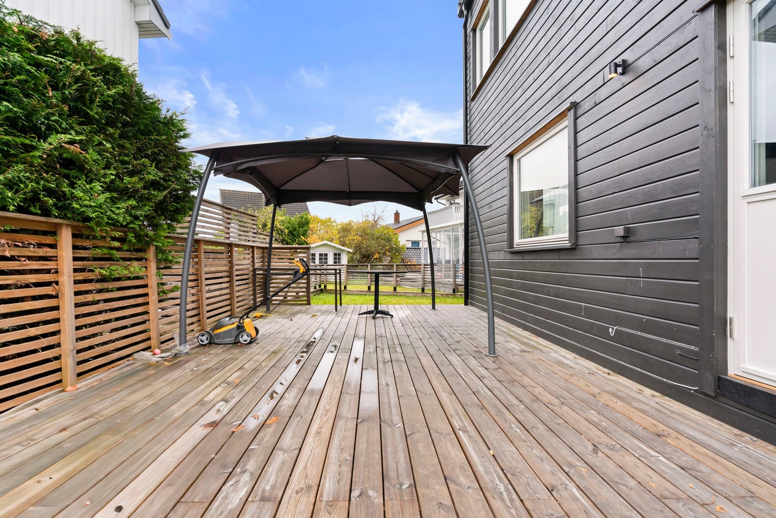 Terrassen er stor og byr på god plass for både store og små. Galleribilde