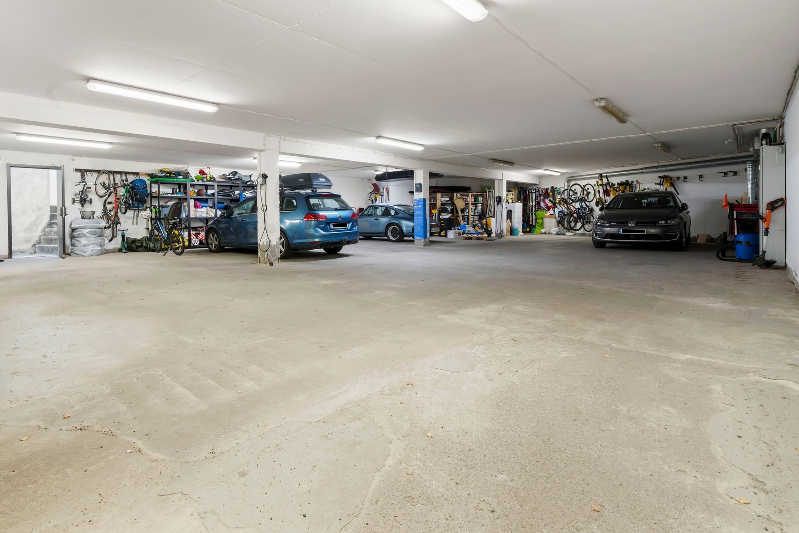 Parkeringsplassen har elbillader. Galleribilde