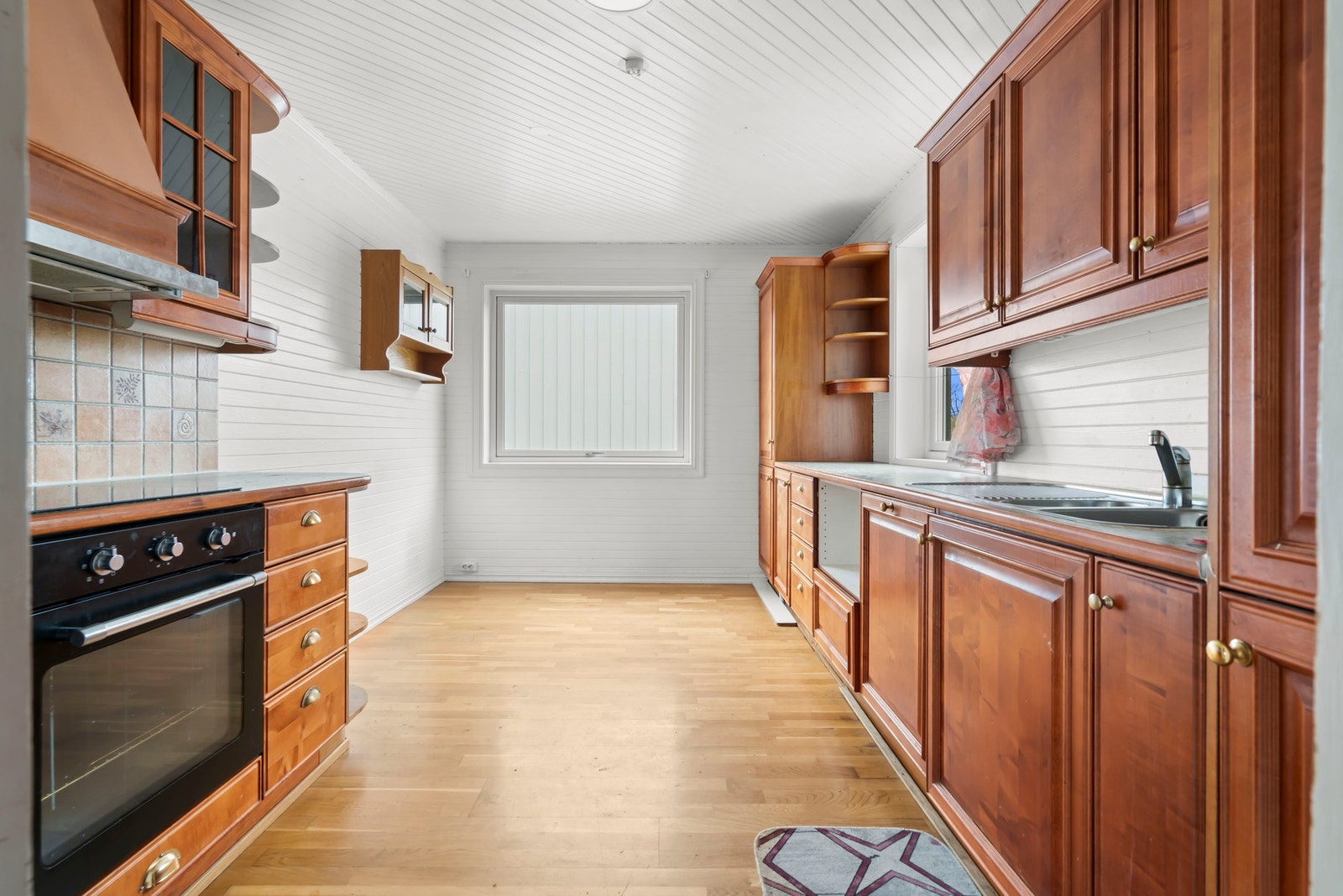 Kjøkken med tradisjonell innredning. Galleribilde