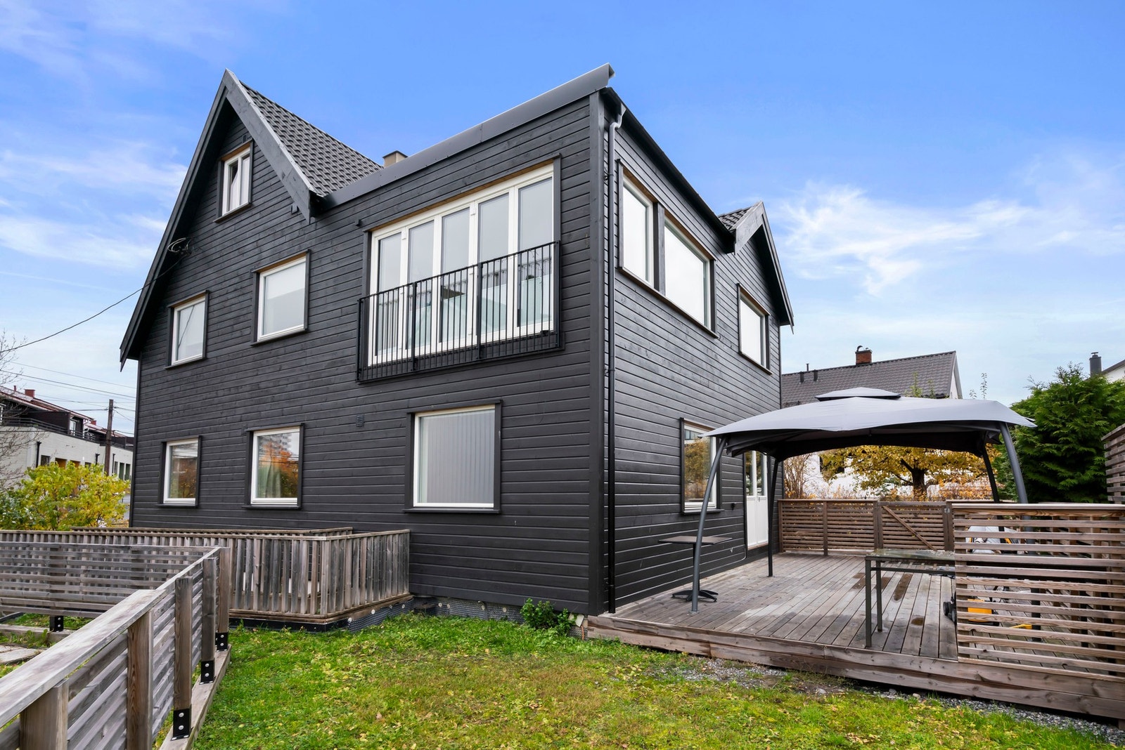 Boligen har gjennomgått vesentlig utvendig forandring, med påbygg og fasadeendringer fra 2023 Galleribilde