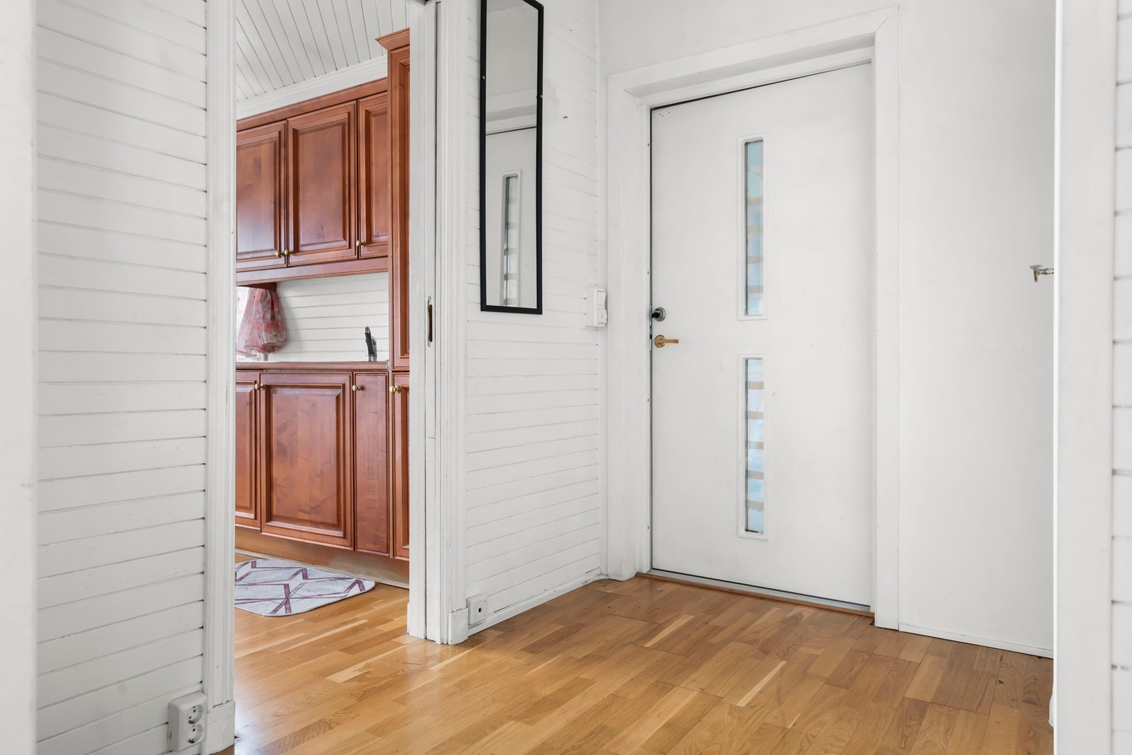 Romslig entré med plass til yttertøy og sko. Direkte adkomst til gang og resten av boligen. Galleribilde