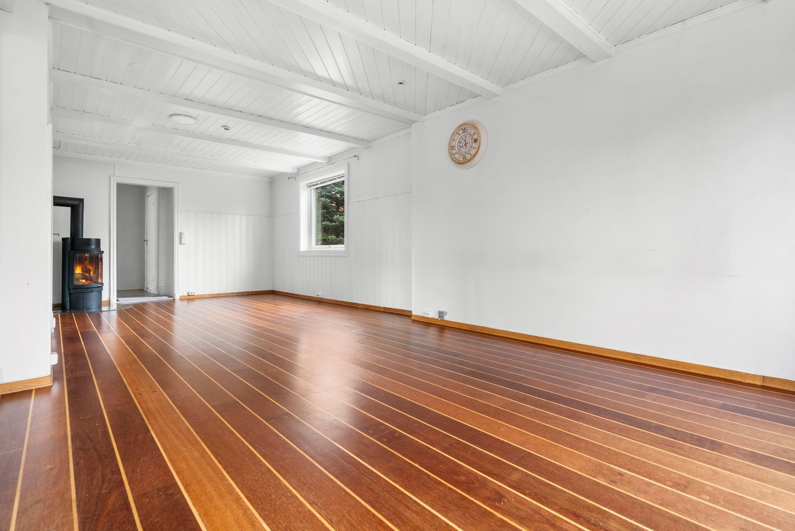 Boligen har elektrisk oppvarming med gulvvarme på kjøkken, bad og gang, samt peis i stue. Galleribilde