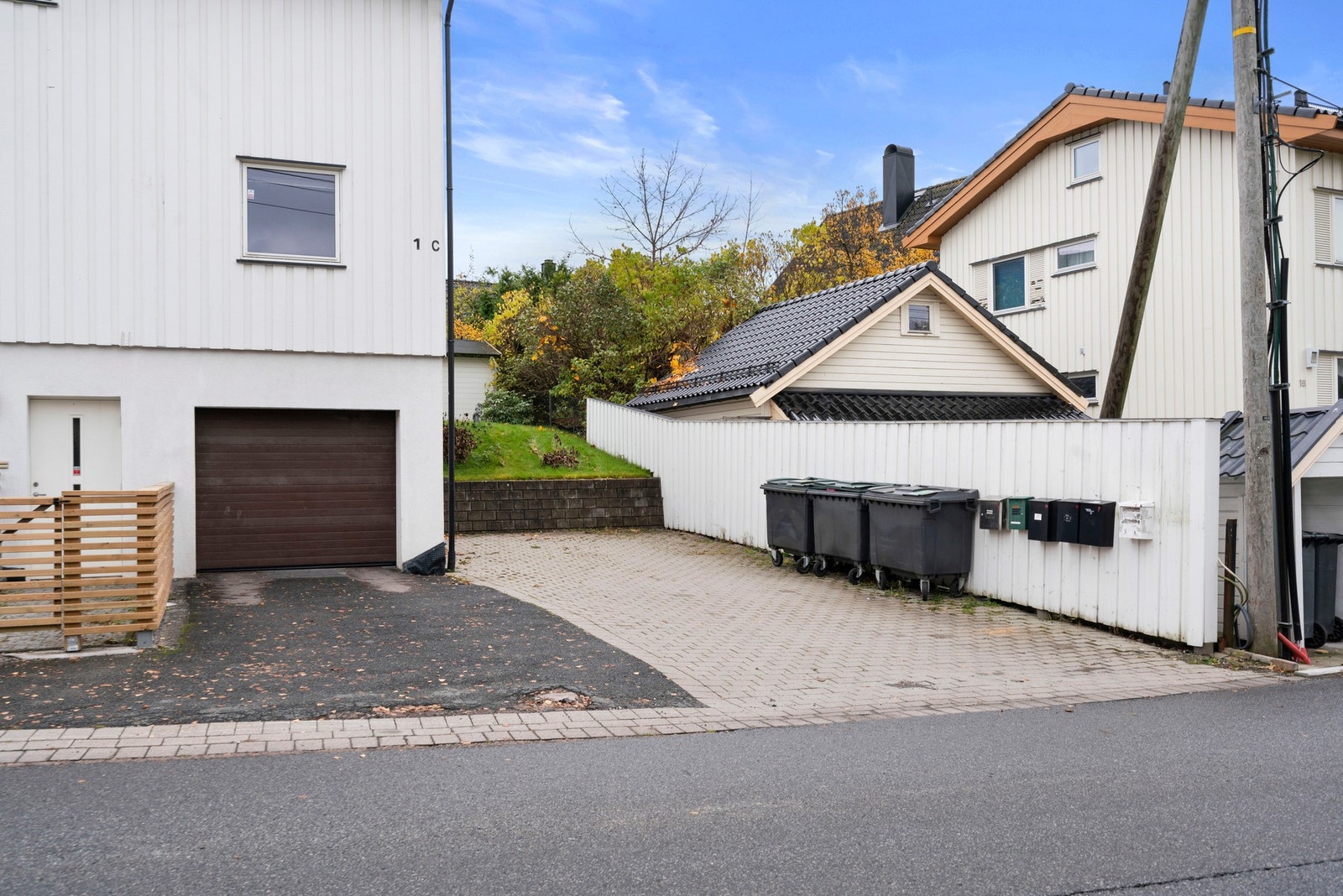 Det følger en biloppstillingsplass i felles garasje for boligen. Galleribilde