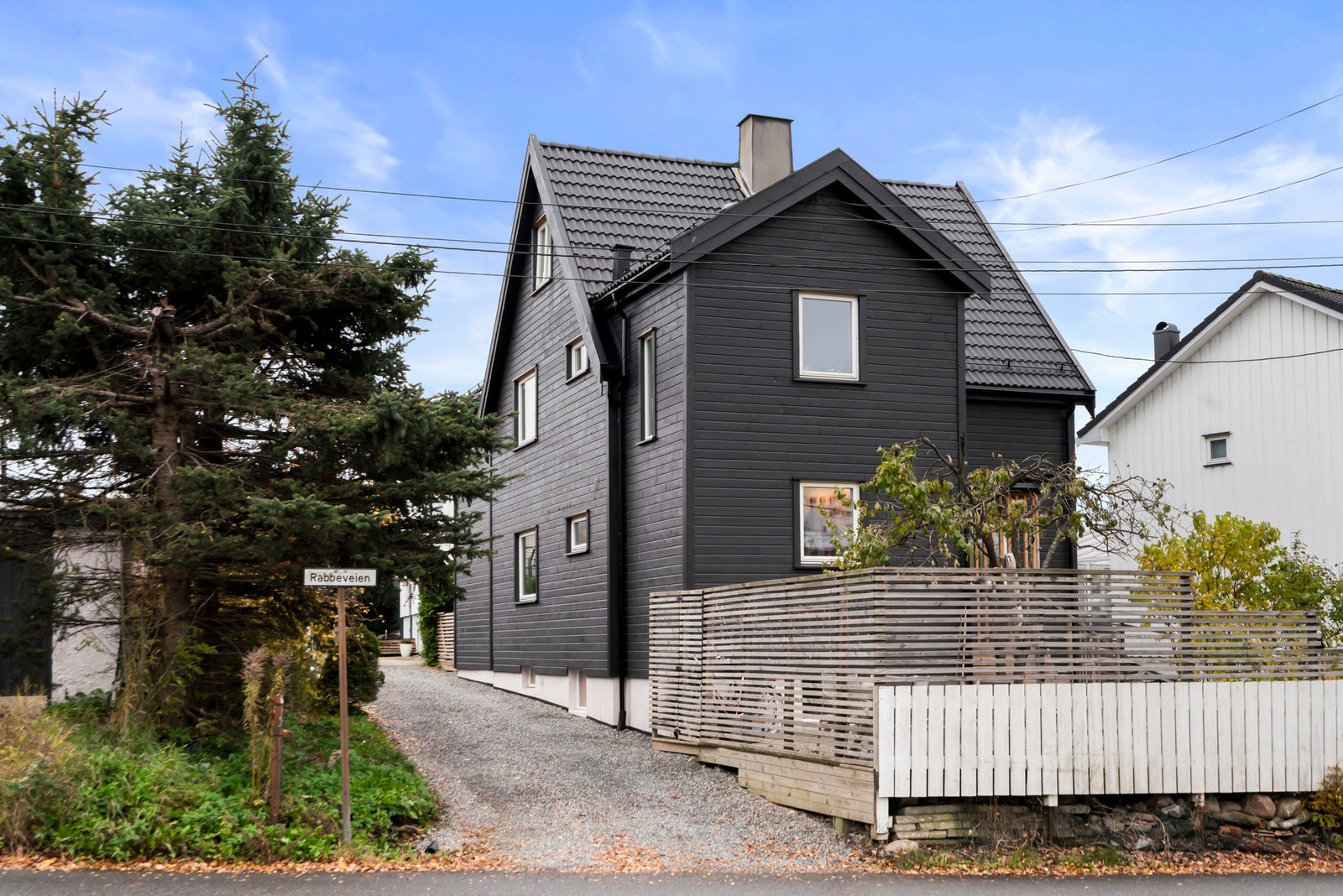 Her bor du i et rolig, barnevennlig og idyllisk område på Risløkka, med kort vei til T-bane, skole, idrett og handel. Galleribilde