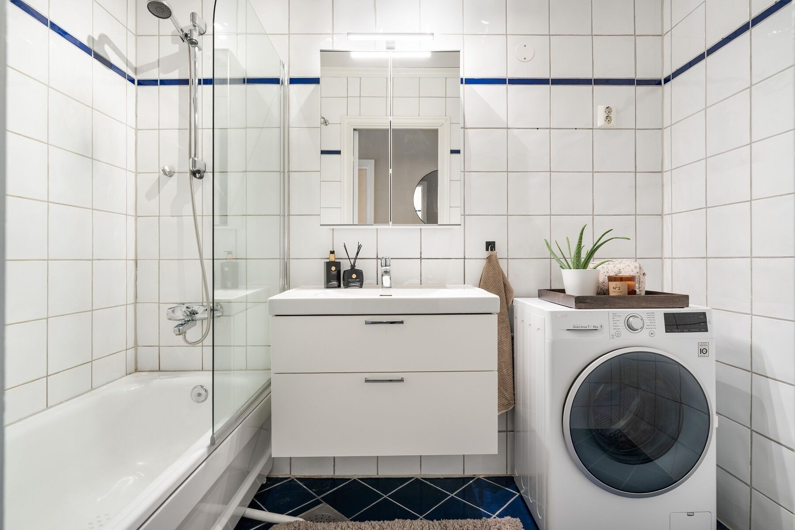 Lyst helfliset bad på 3,8 m² med behagelig varme i gulv. Galleribilde