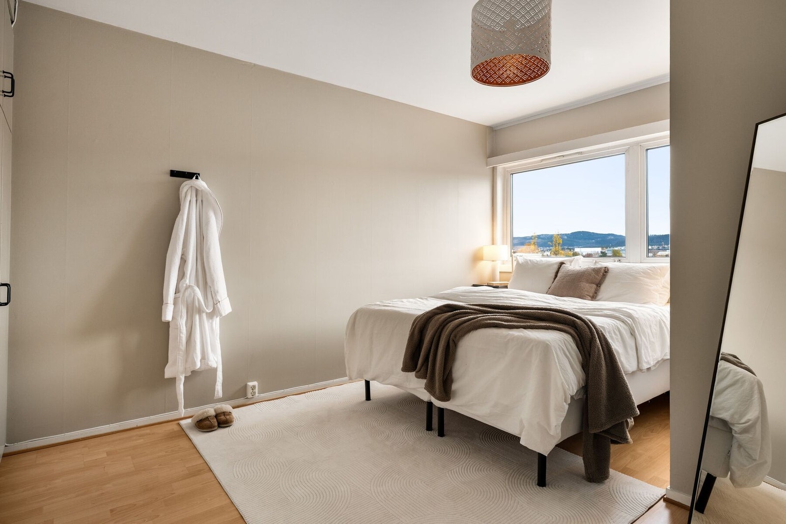 God plass til dobbeltseng, nattbord og tilhørende soveromsmøblement. Galleribilde