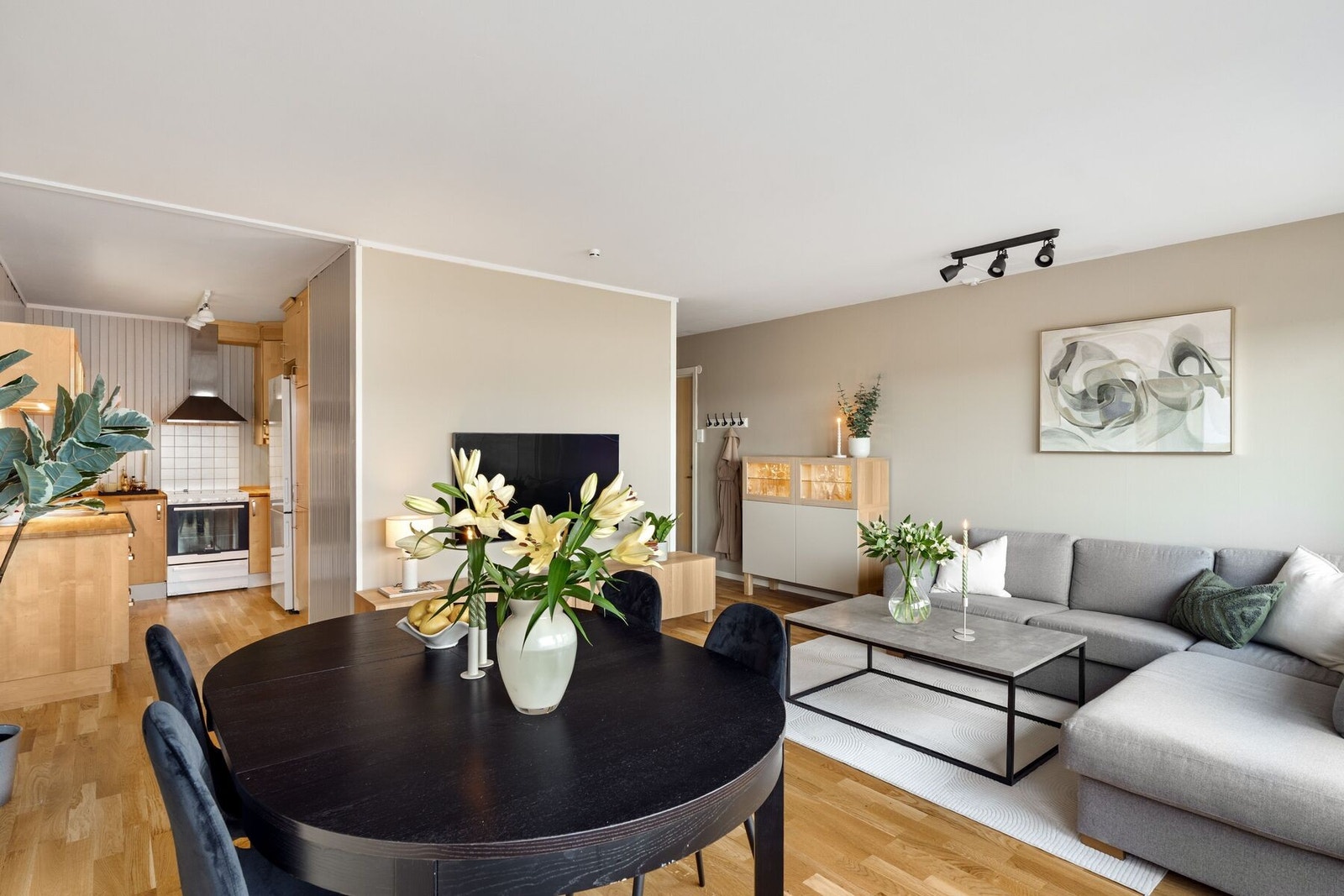 Rommets gode størrelse og store vindusflater gir en luftig romfølelse, behagelig atmosfære og åpner opp for en rekke møbleringsmuligheter. Galleribilde