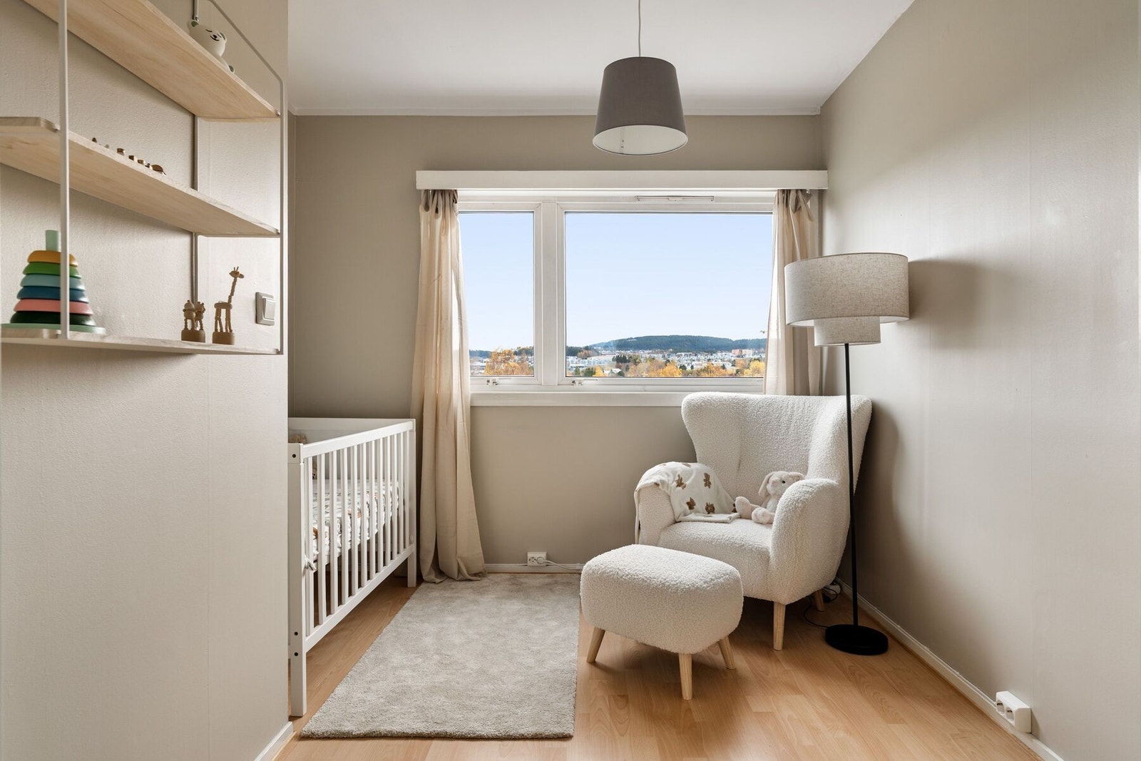 Det andre soverommet måler 7,4 m². Rommet kan enkelt innredes etter behov, som hjemmekontor, hobbyrom etc. Galleribilde