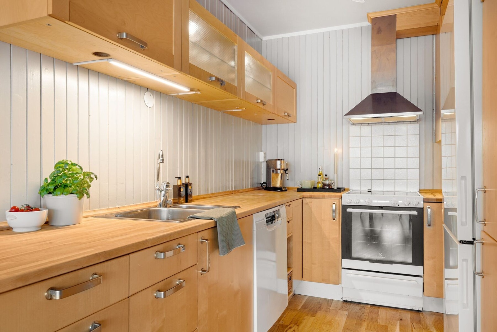 Innholdsrikt og lyst kjøkken med rikelig av skap- og benkeplass. Kjøkkenet har fått TG1 av takstmann. Galleribilde