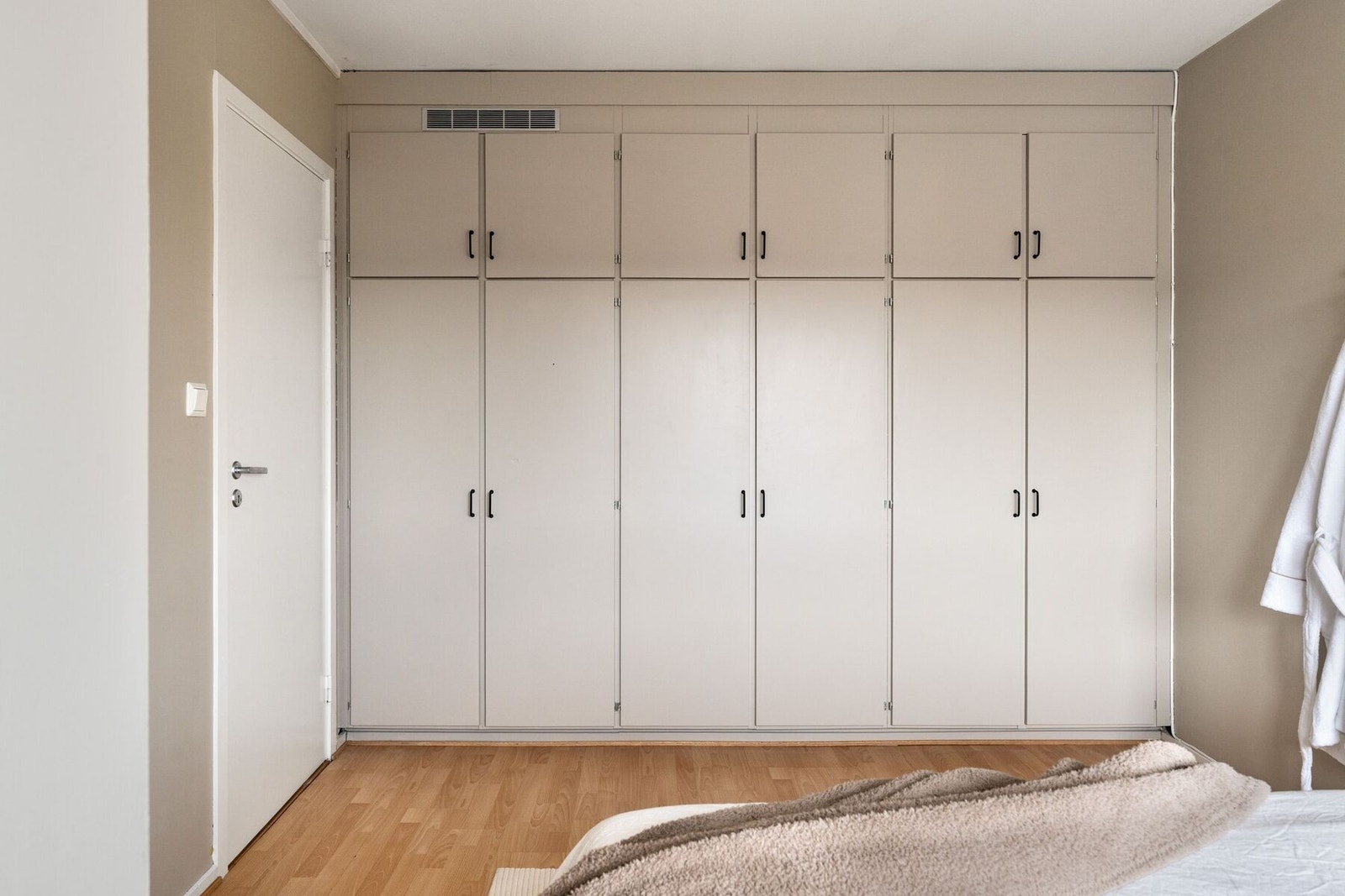 Praktisk innebygd garderobeløsning med rikelig av klesoppbevaring. Galleribilde