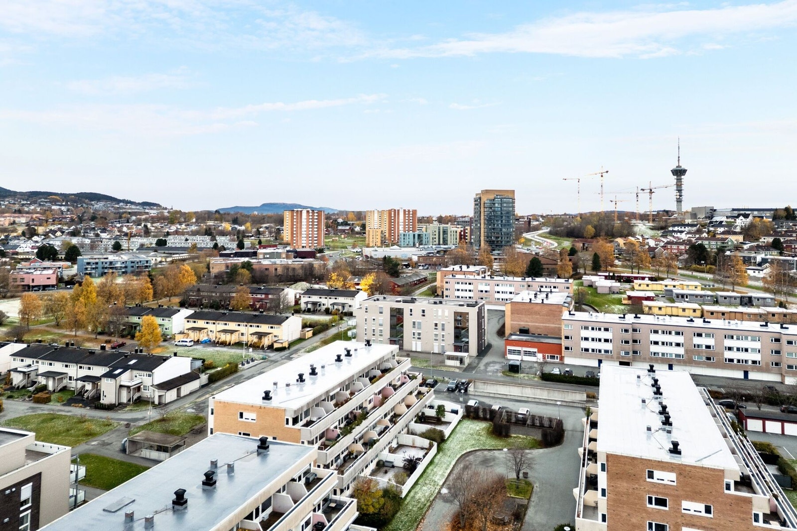 Leiligheten har en sentral beliggenhet med kort vei til studiesteder, kollektivtransport, Valentinlyst senter med dagligvarer, apotek, café, treningssenter m.m. og enkel adkomst til E6. Galleribilde